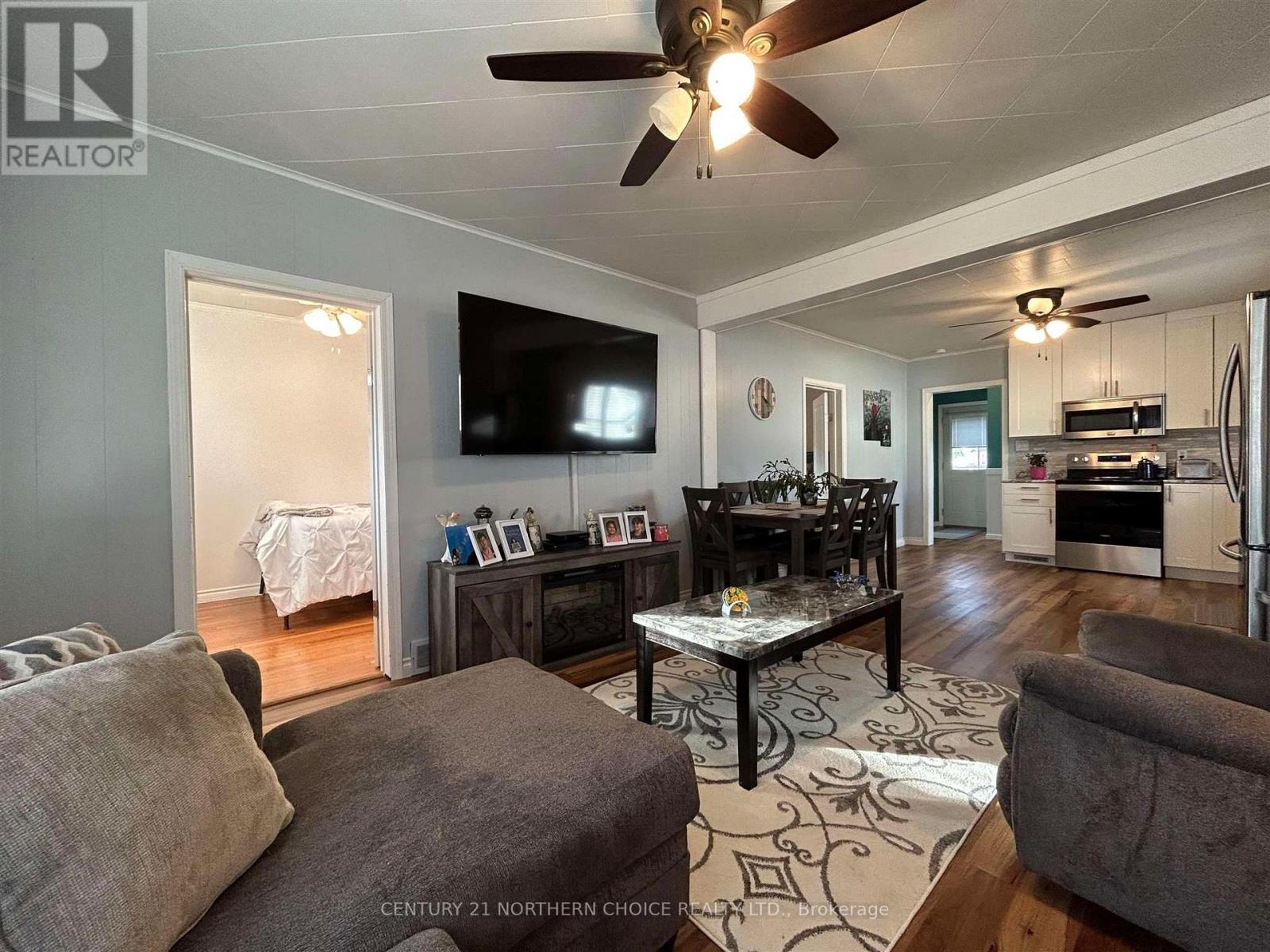 628 SECOND STREET E - 8