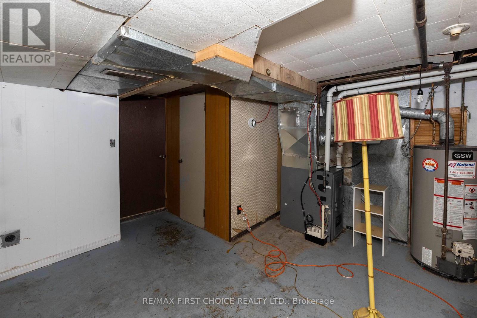 521 VICKERS STREET S - Image 11