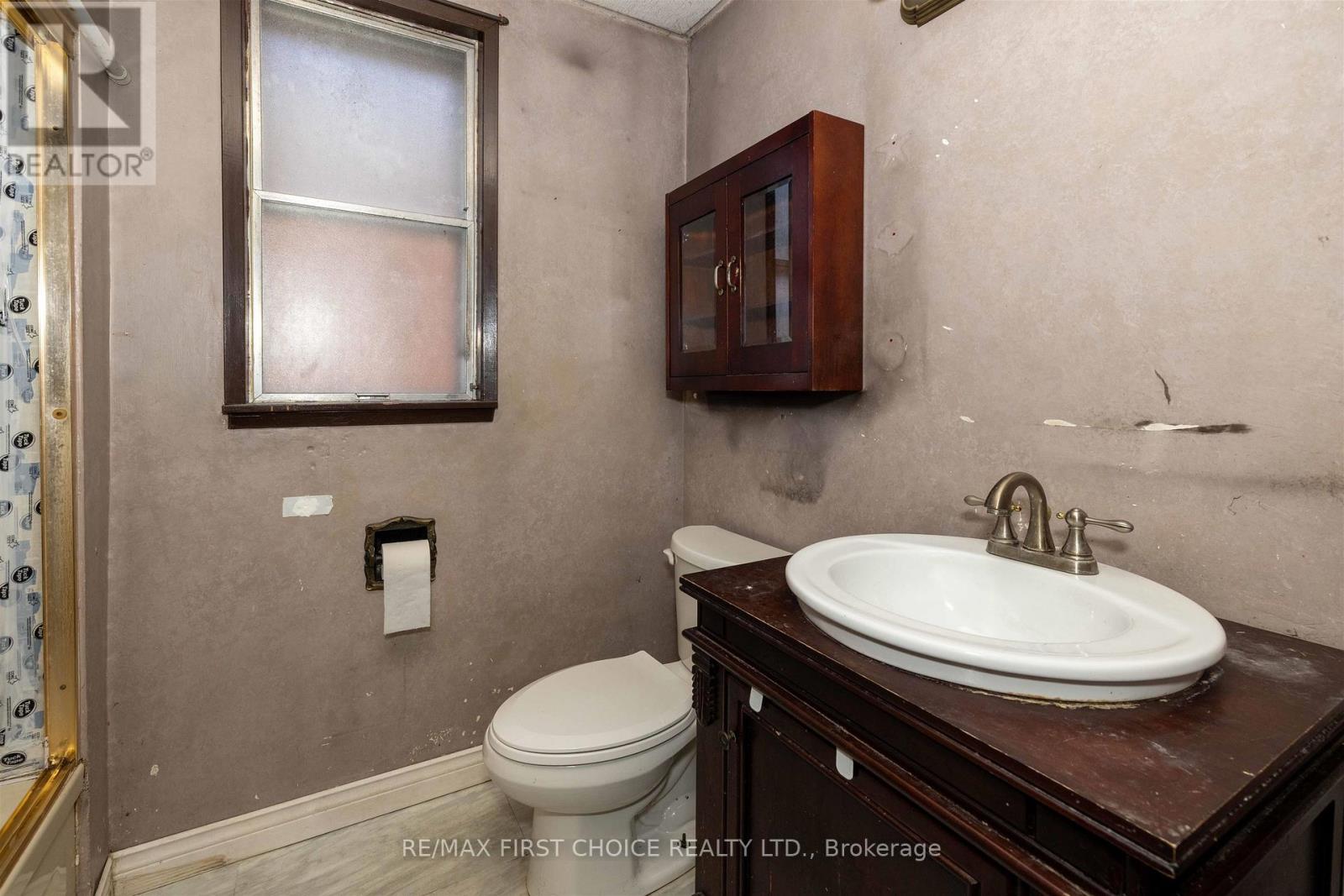 521 VICKERS STREET S - Image 14