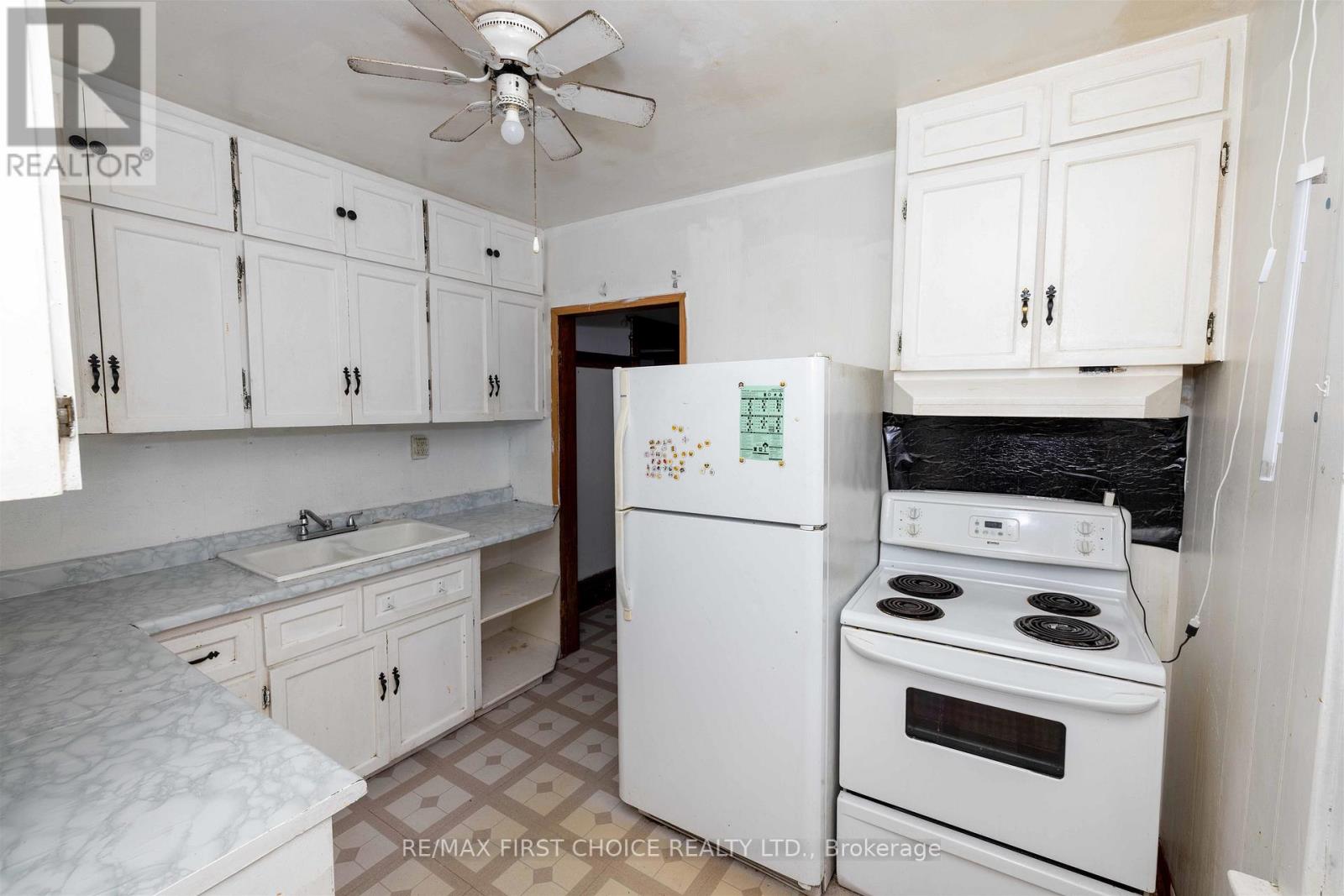 521 VICKERS STREET S - Image 27