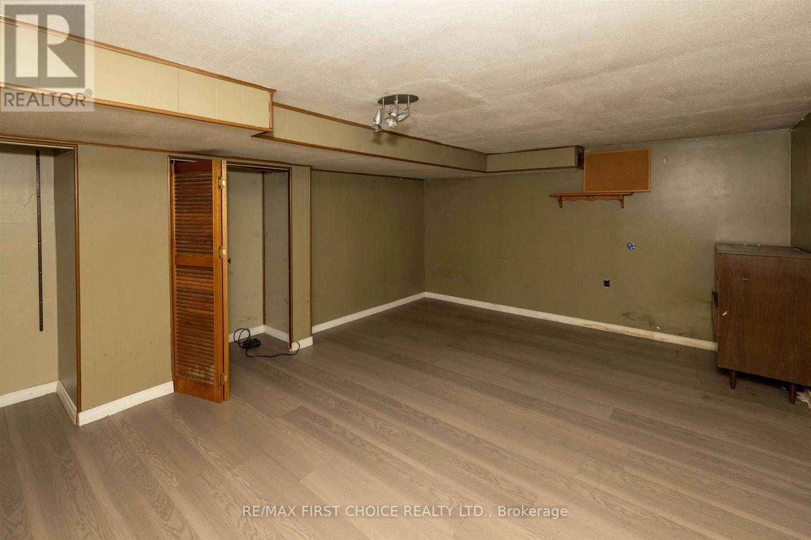 521 VICKERS STREET S - Image 8