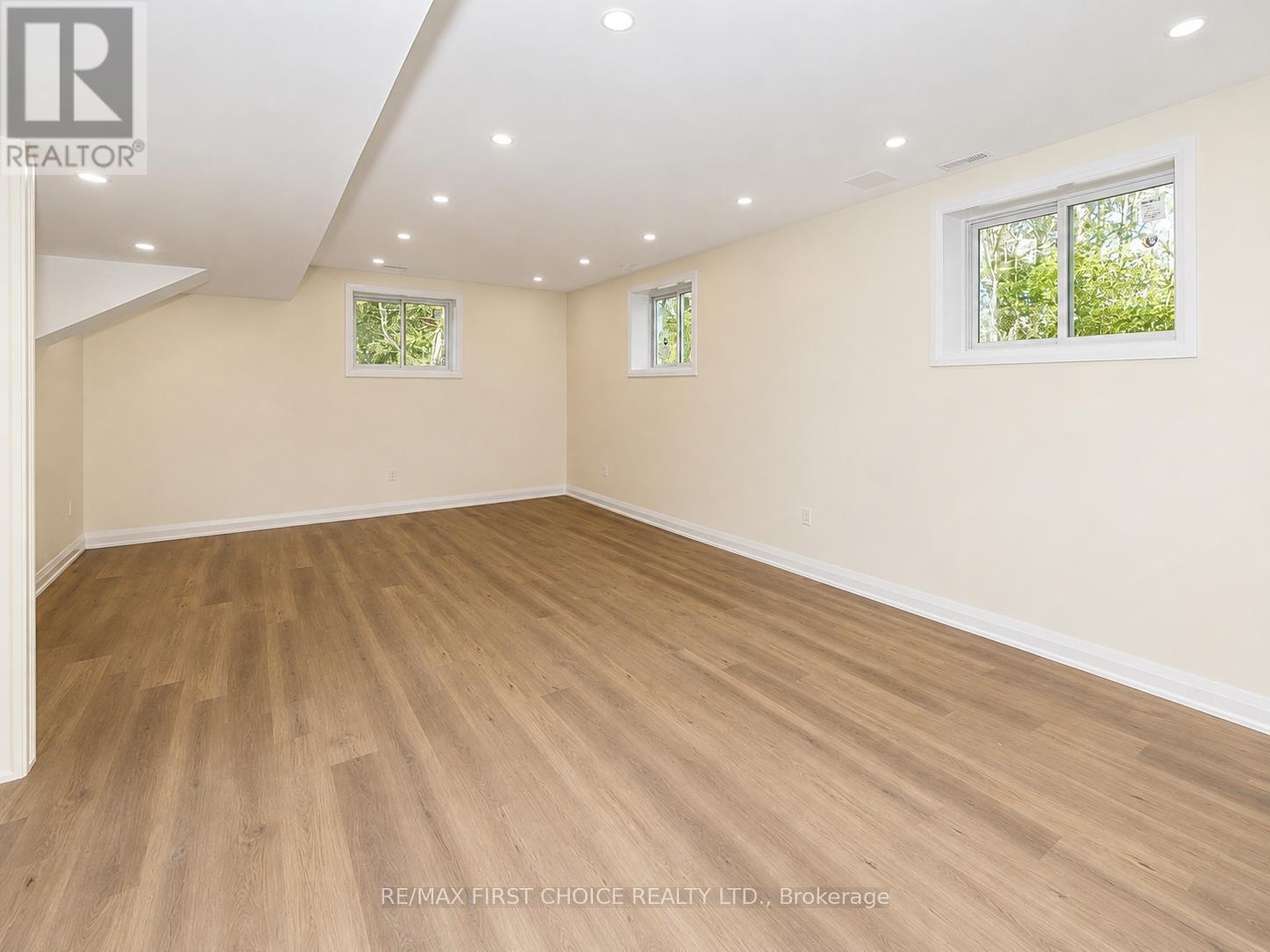 3435 KING GEORGE'S PARK DRIVE - 39