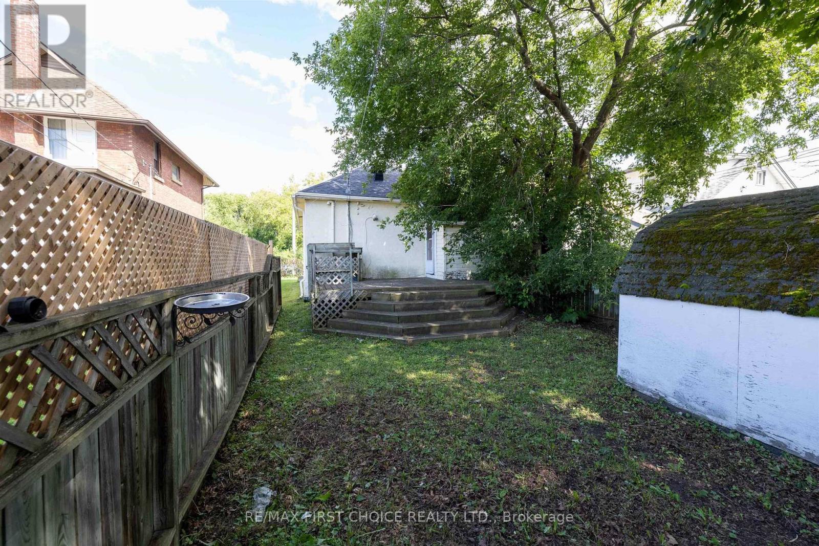 521 VICKERS STREET S - 36