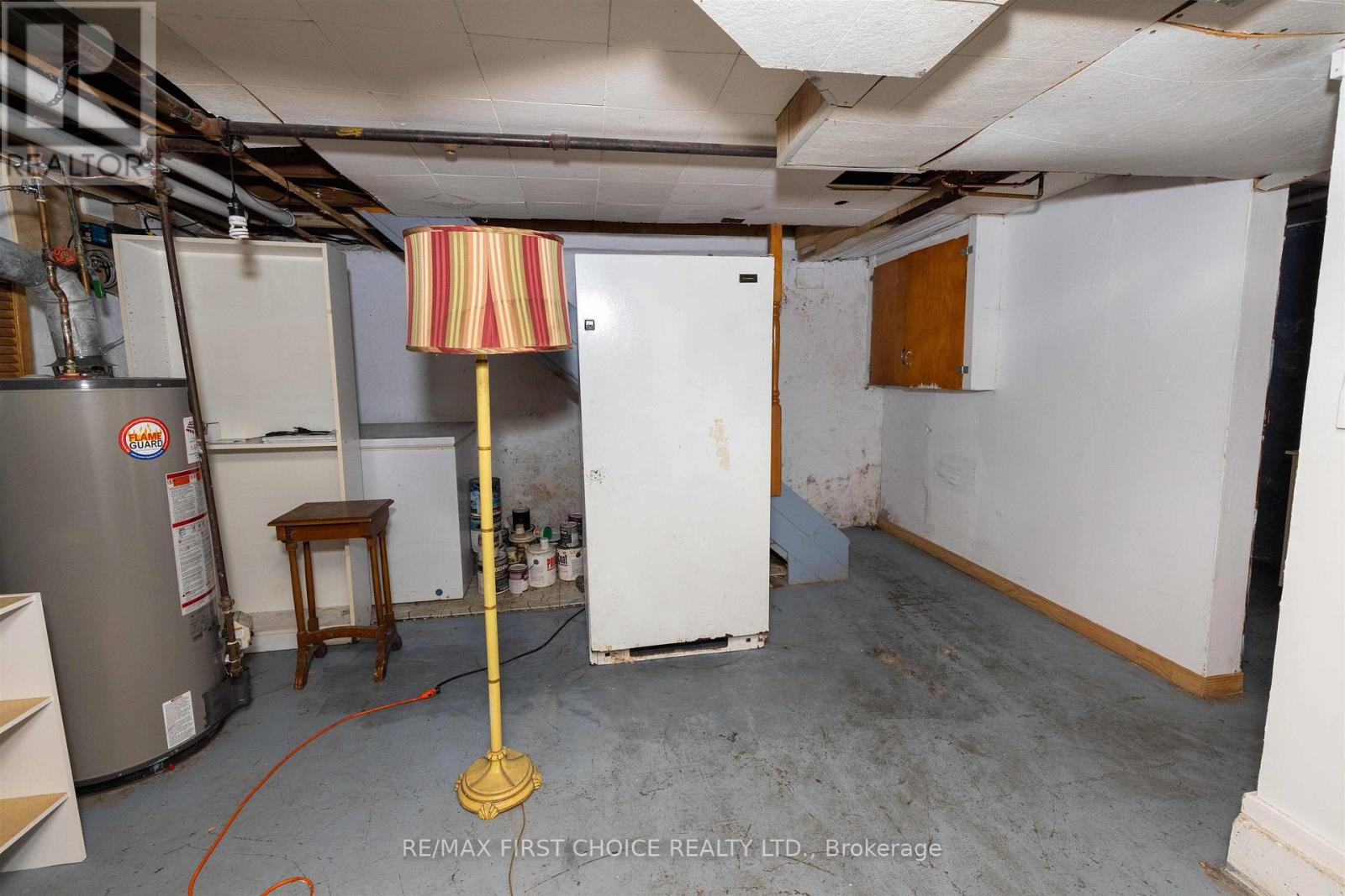 521 VICKERS STREET S - Image 12