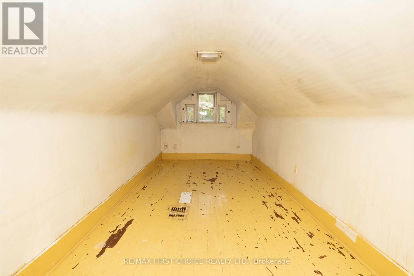 521 VICKERS STREET S - Image 32