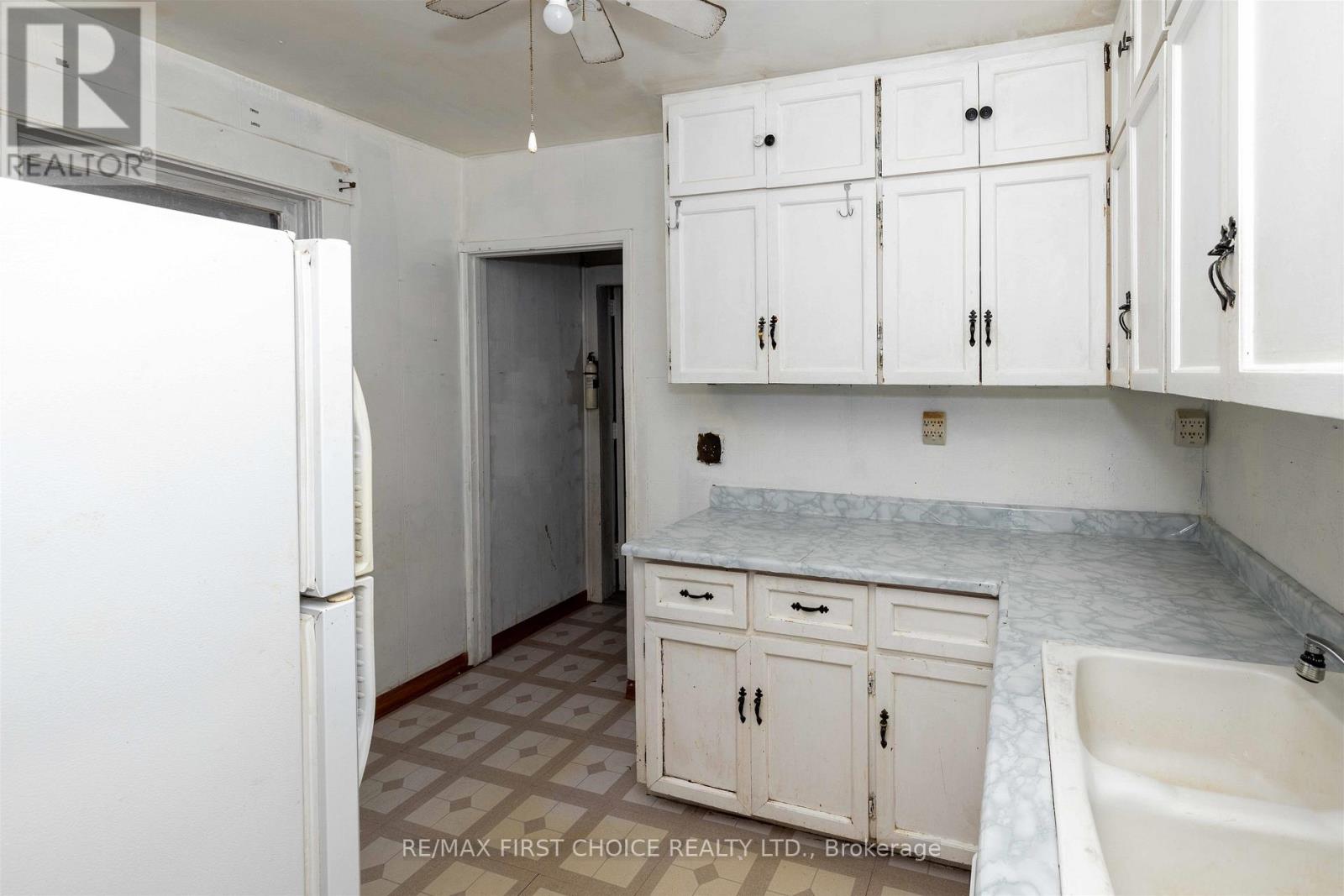 521 VICKERS STREET S - 28