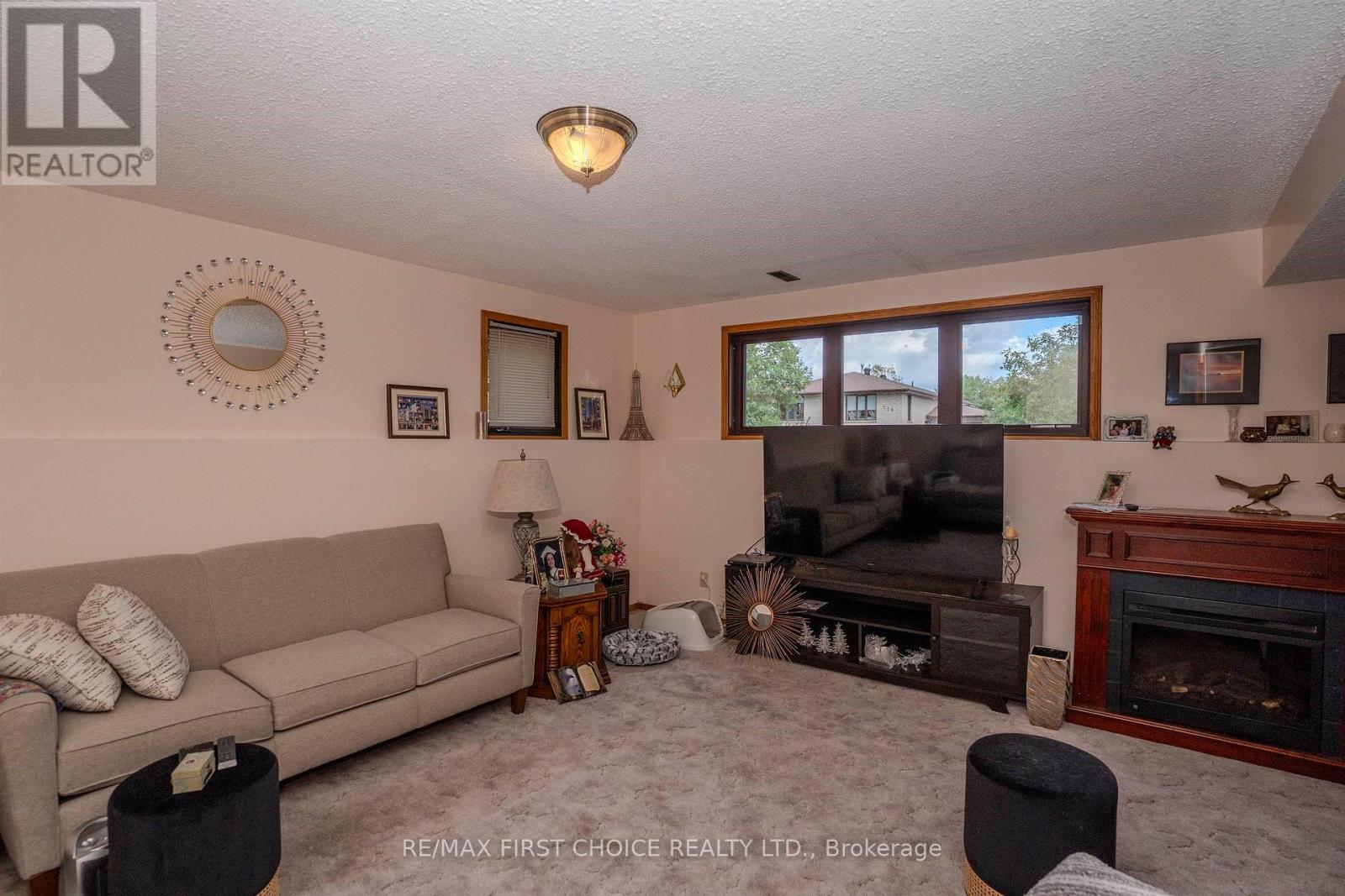 224 LONDON DRIVE - 18