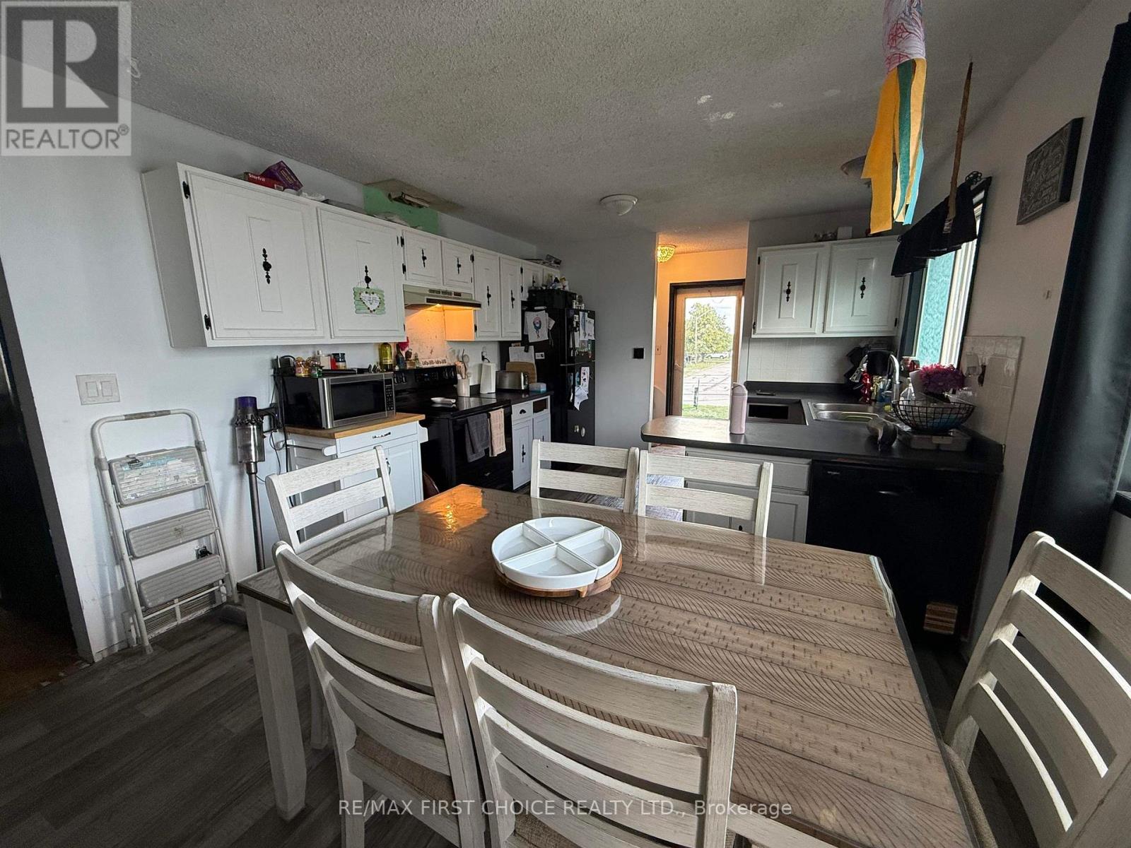 24 ELVIS AVENUE - 3