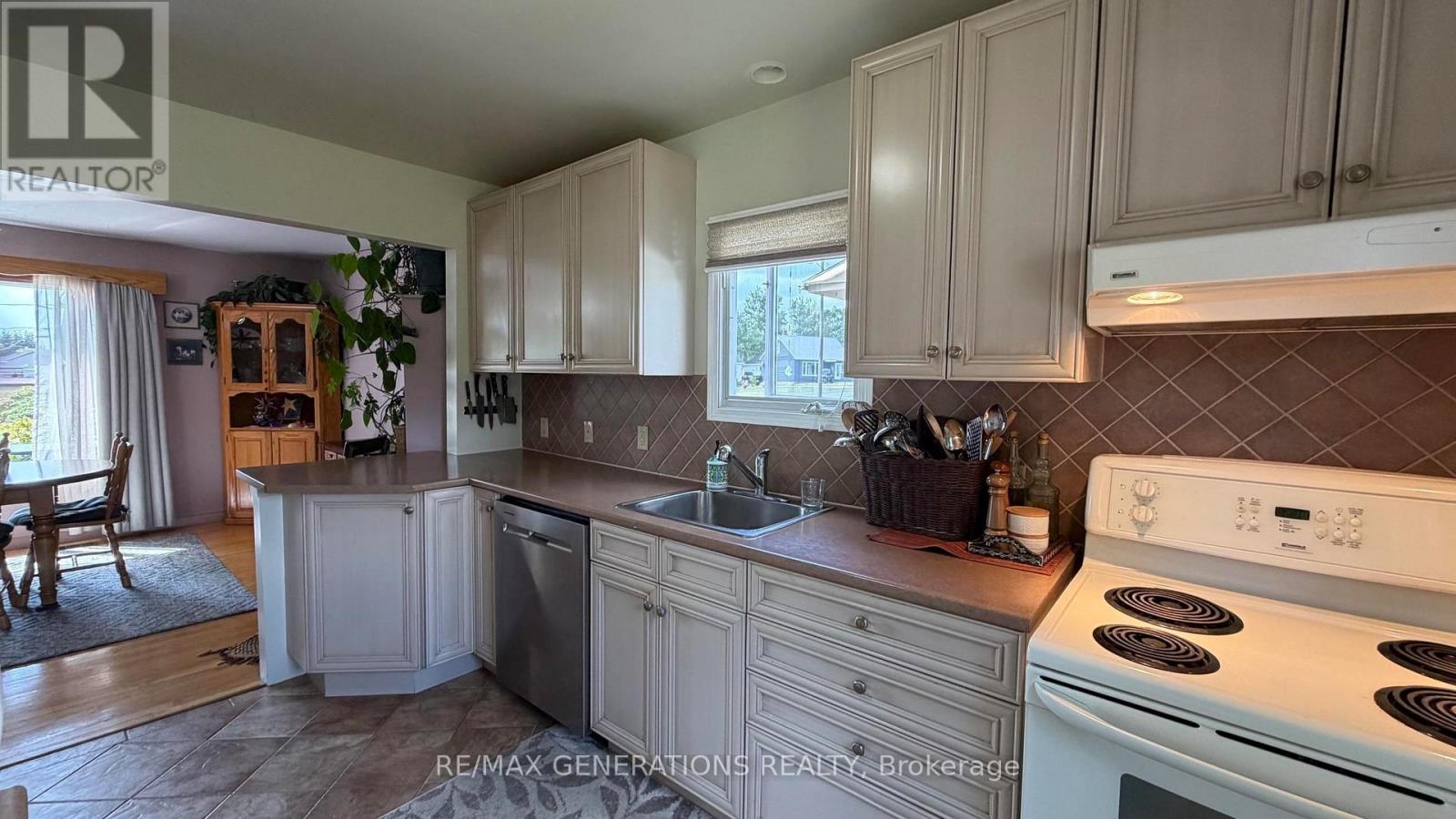 27 SUPERIOR AVENUE - 9