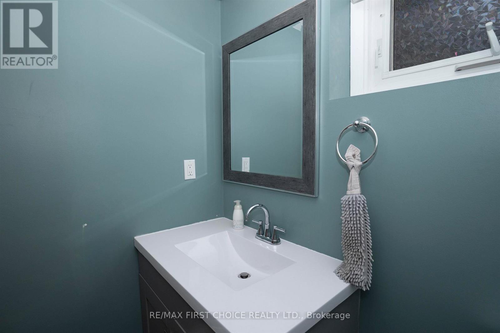 556 LAURENTIAN DRIVE - 21