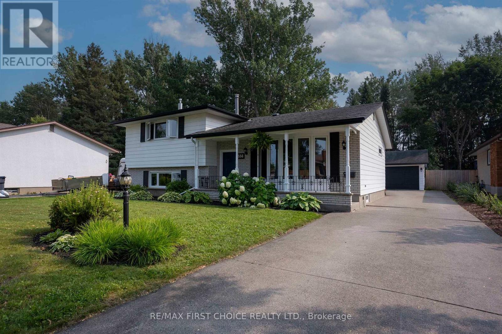 556 LAURENTIAN DRIVE - 32