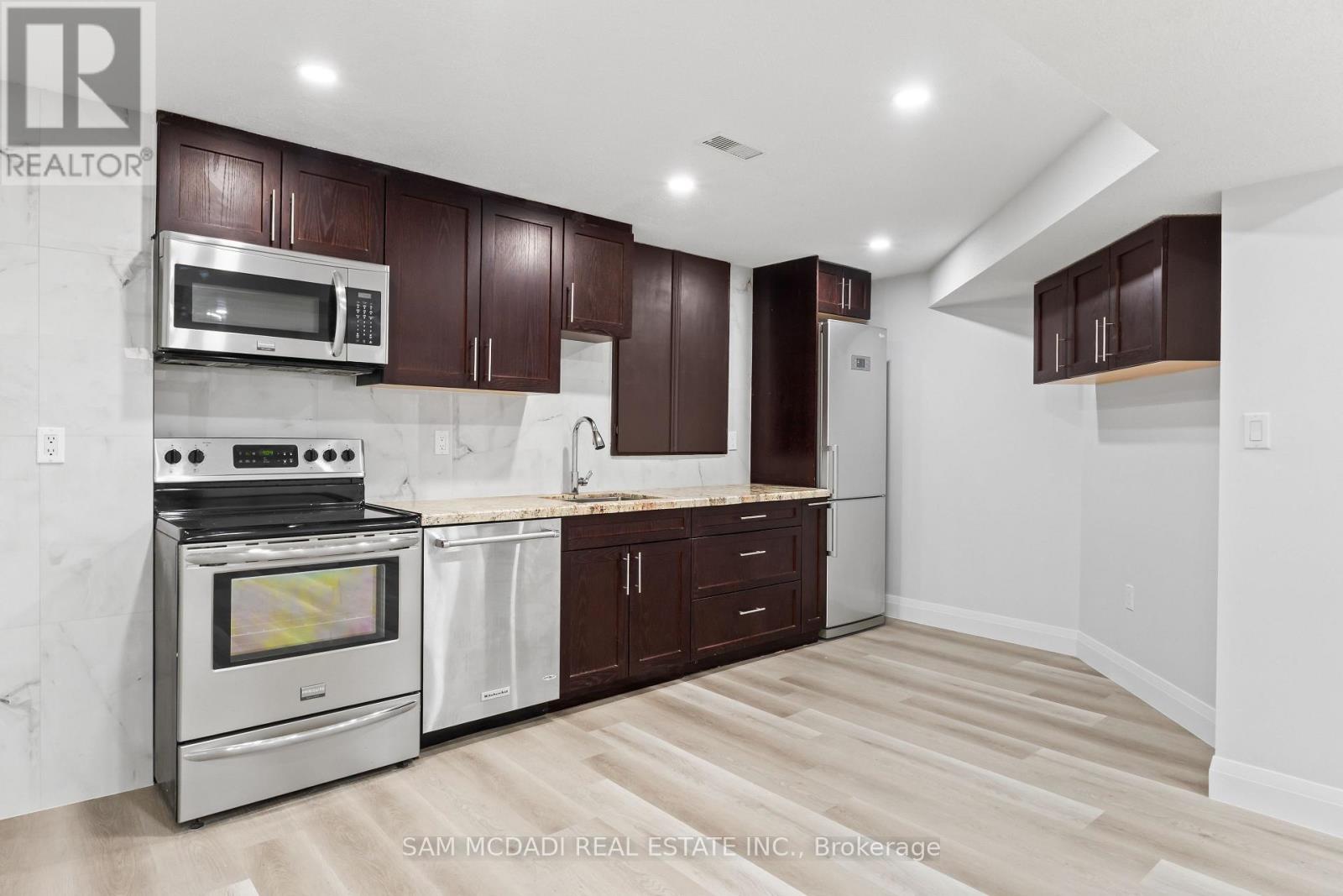 1521 ROSEWAY DRIVE - Image 32