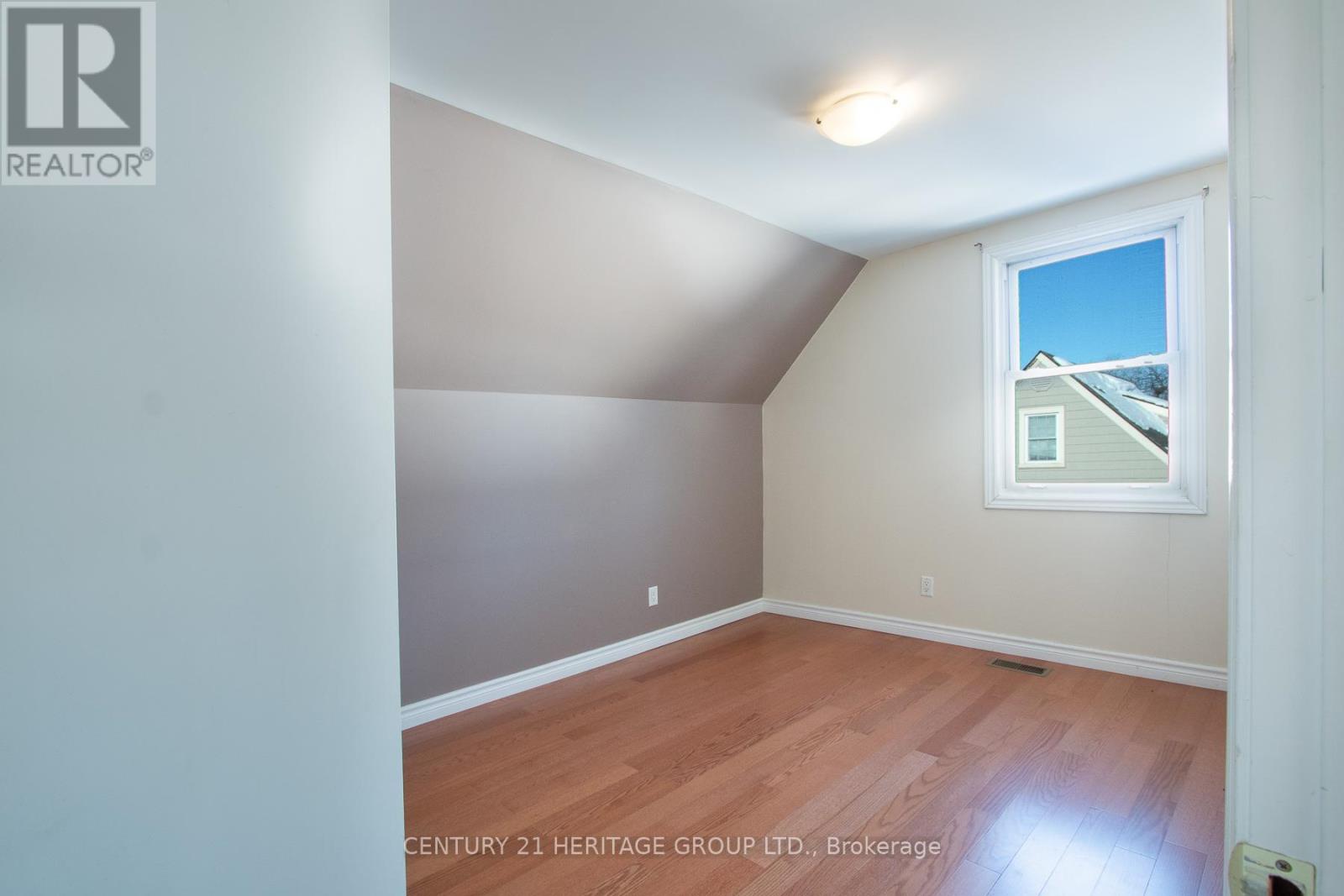 2232 QUEENSWAY DRIVE - 9