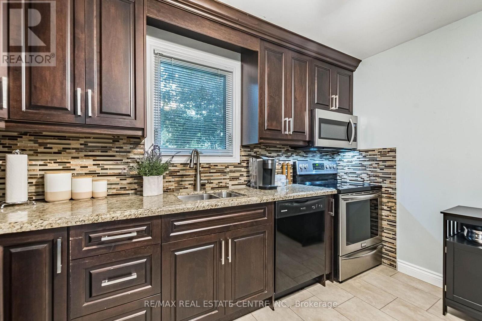 19 HUNTINGWOOD CRESCENT - 12