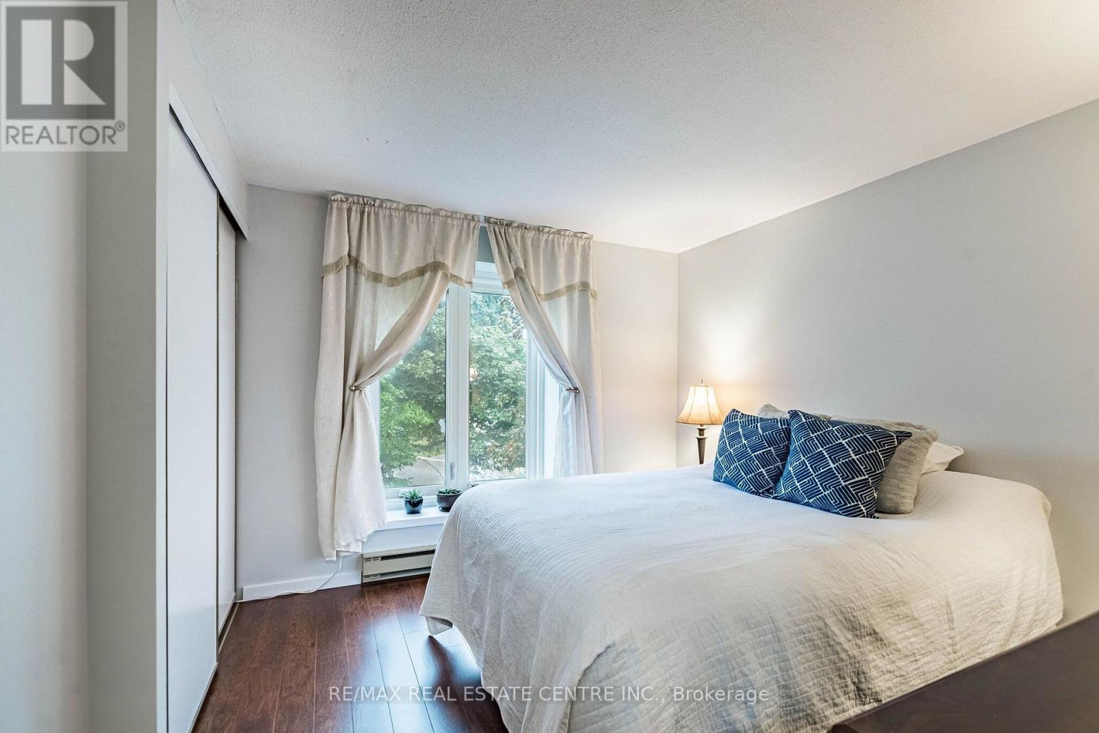 19 HUNTINGWOOD CRESCENT - 15