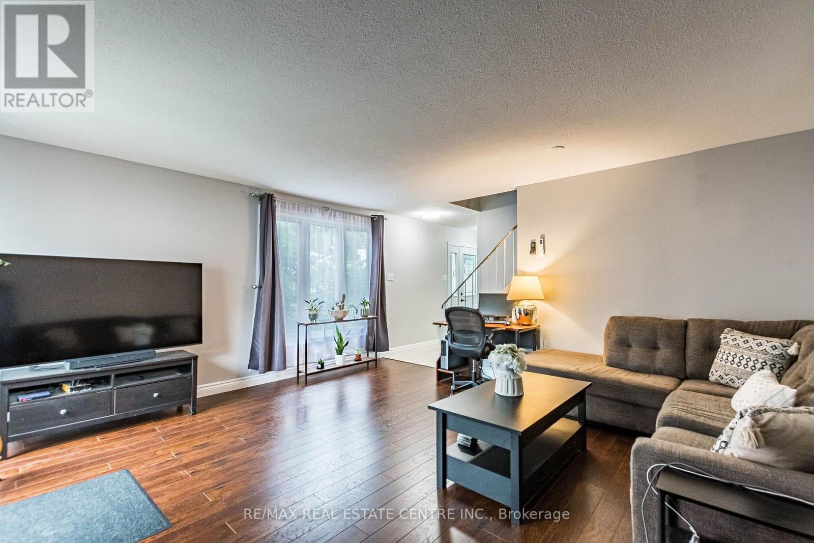 19 HUNTINGWOOD CRESCENT - 8
