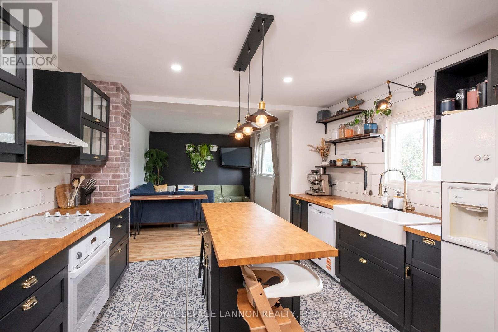 262 THERESA STREET - 8