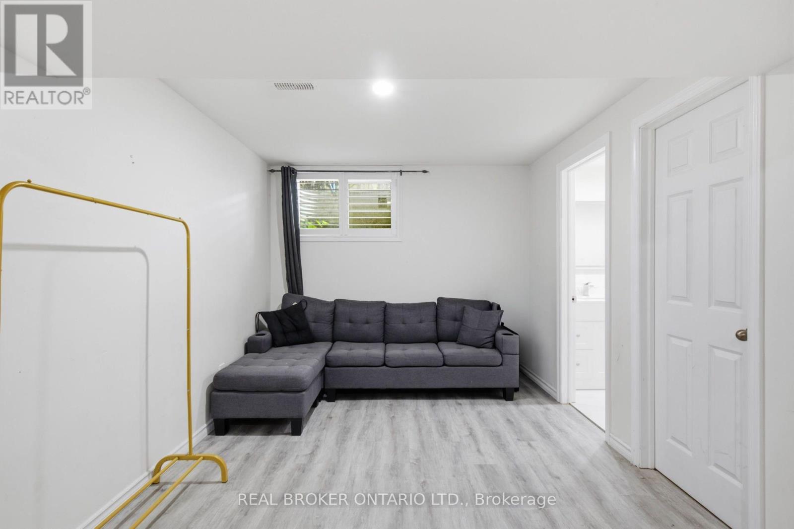 #5 31 SCHRODER CRESCENT - 33