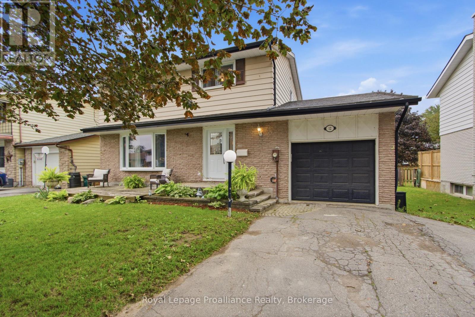 12 O'NEIL CRESCENT - 1