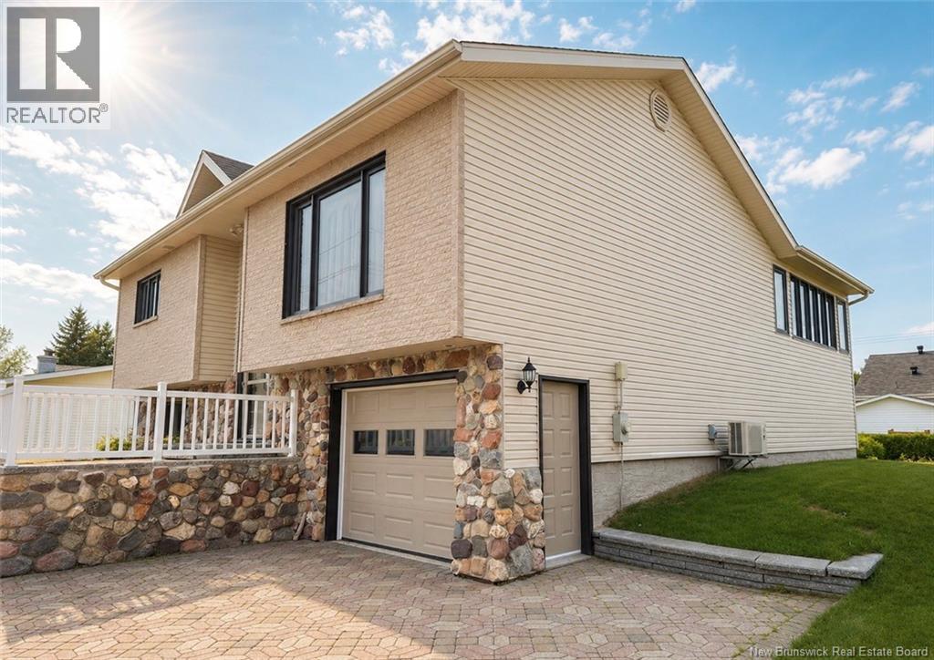 38 Ouellette Street - 4