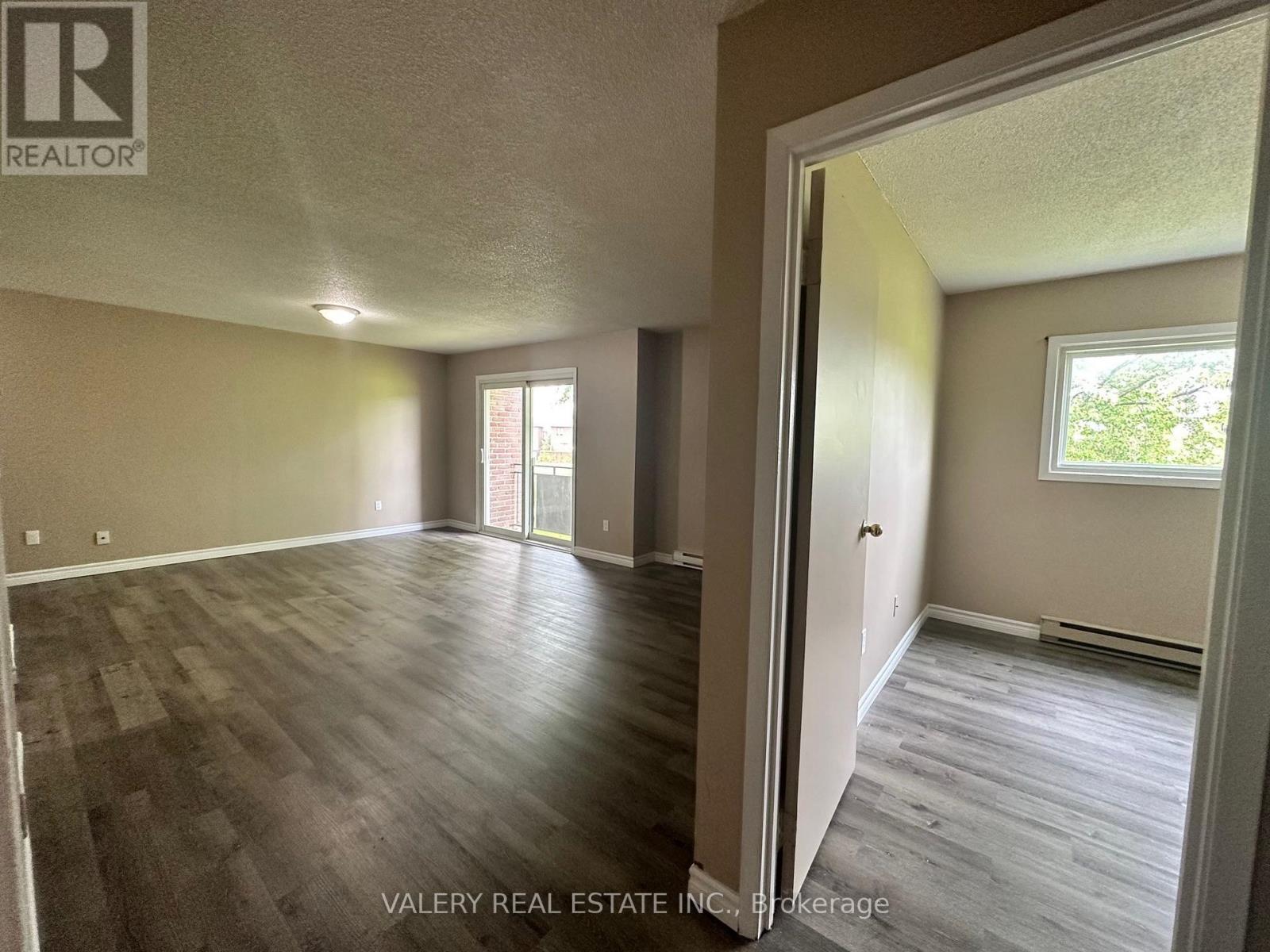 #7 1 Lowndes Avenue, Georgina (Keswick South), Ontario, L4P3J7, Georgina (Keswick South), Ontario — photo 4 of 5