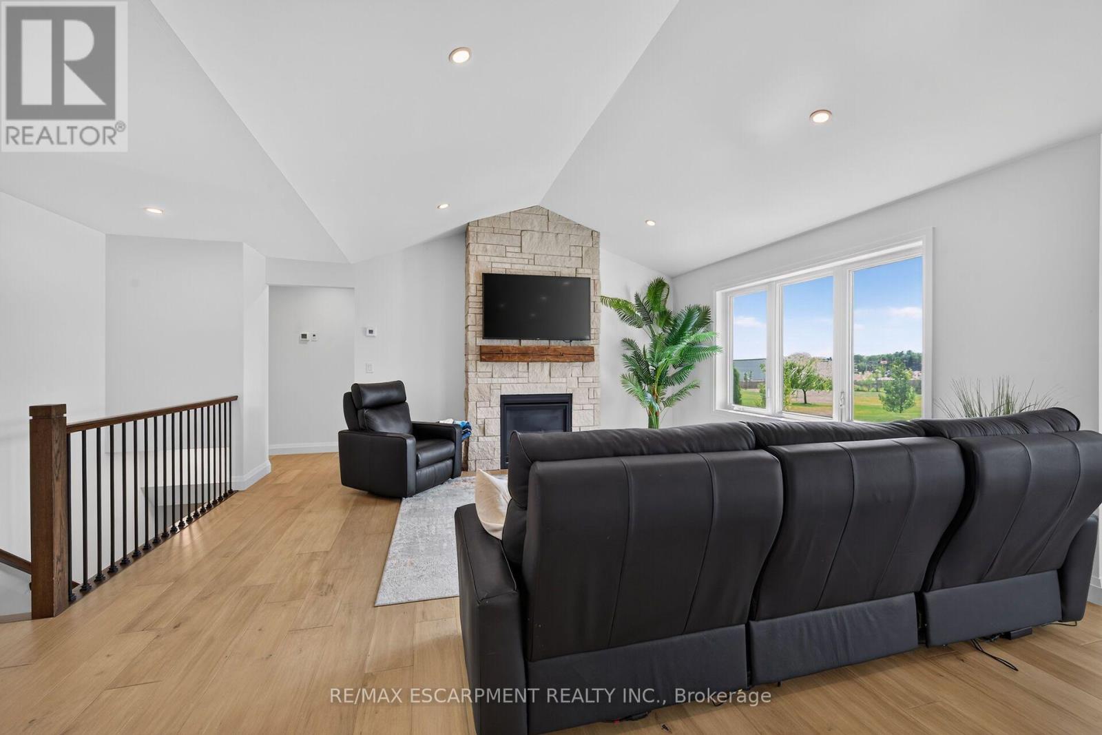 33 MONTURE STREET N - Image 7