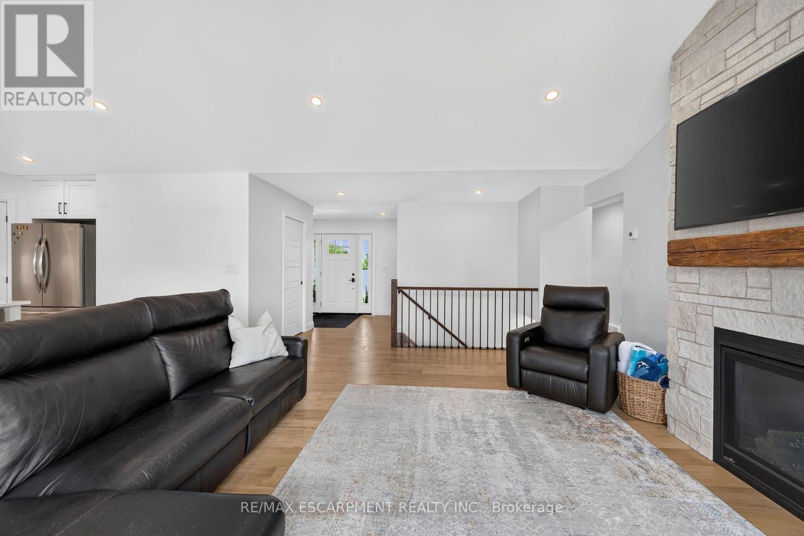 33 MONTURE STREET N - 9