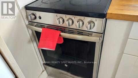 #Apt 2 1064 Barton Street, Hamilton (Crown Point), Ontario, L8L3E5, Hamilton (Crown Point), Ontario — photo 4 of 5