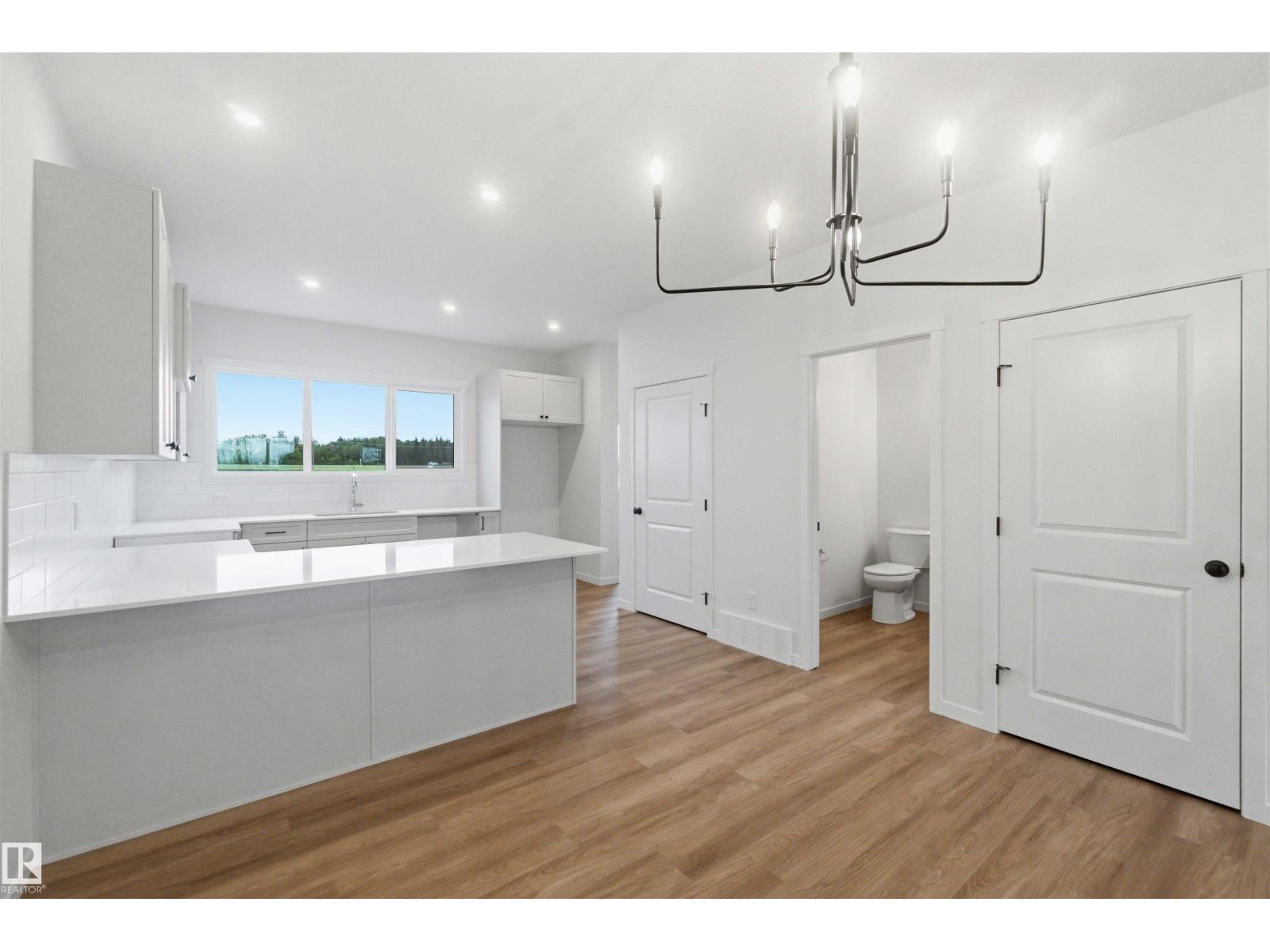1084 MCLEOD AV - 11
