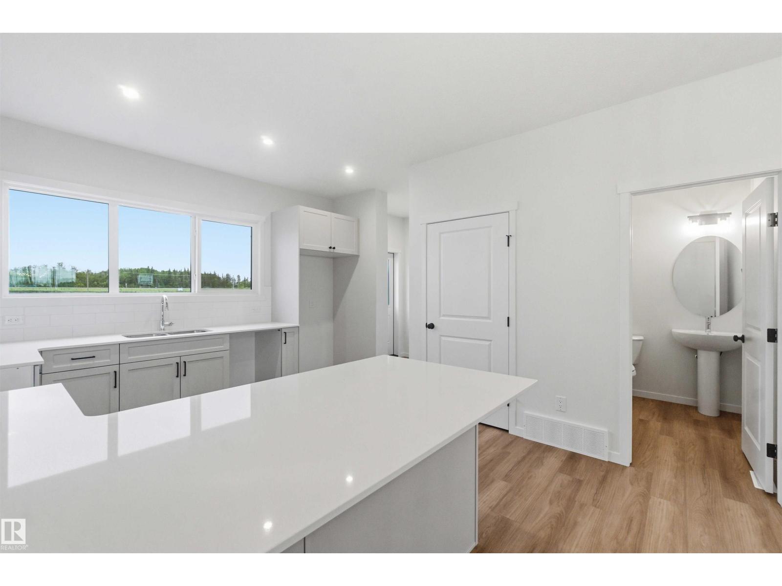 1084 MCLEOD AV - 14