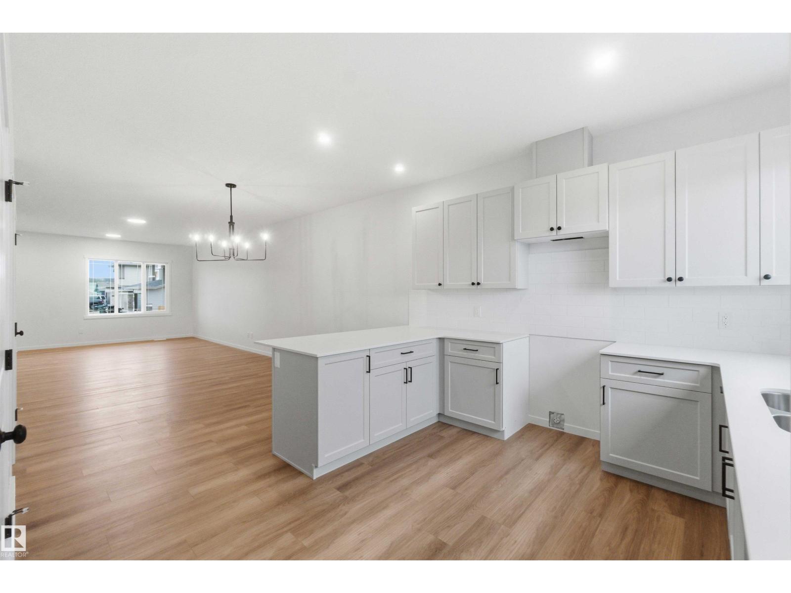1084 MCLEOD AV - Image 16