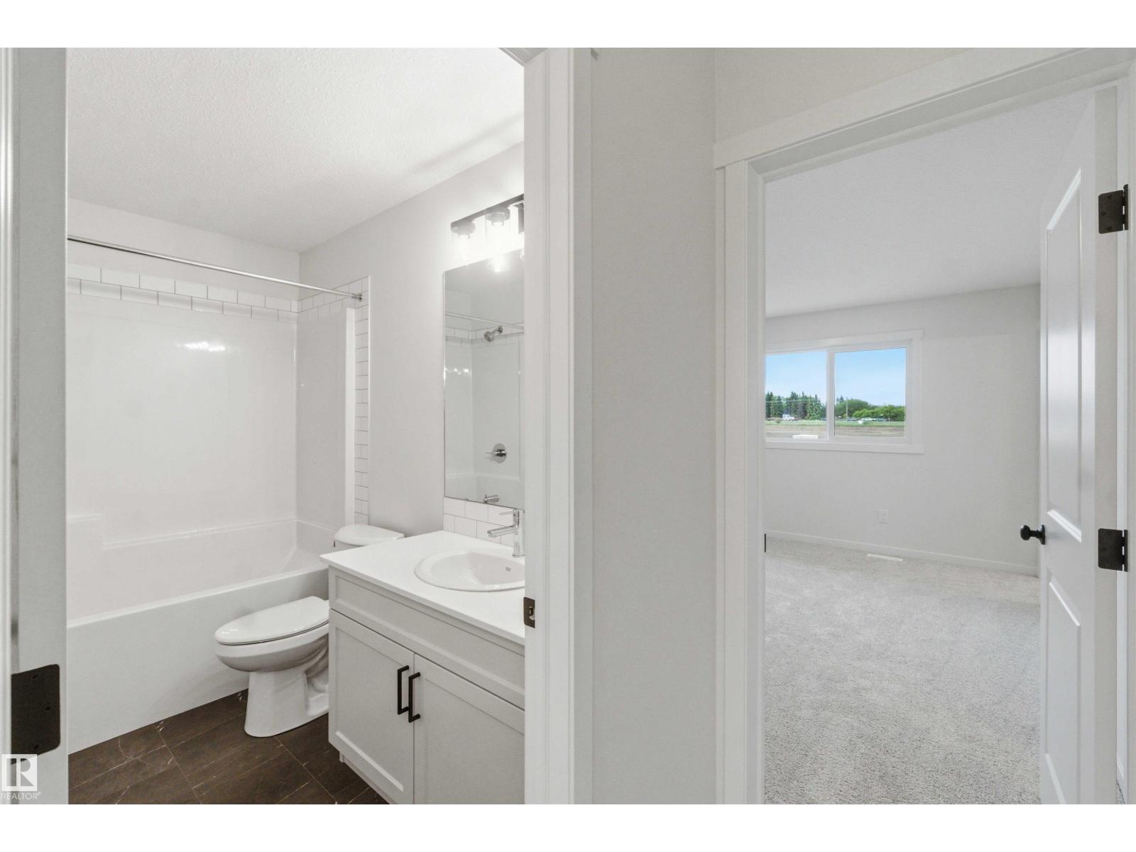 1084 MCLEOD AV - 21