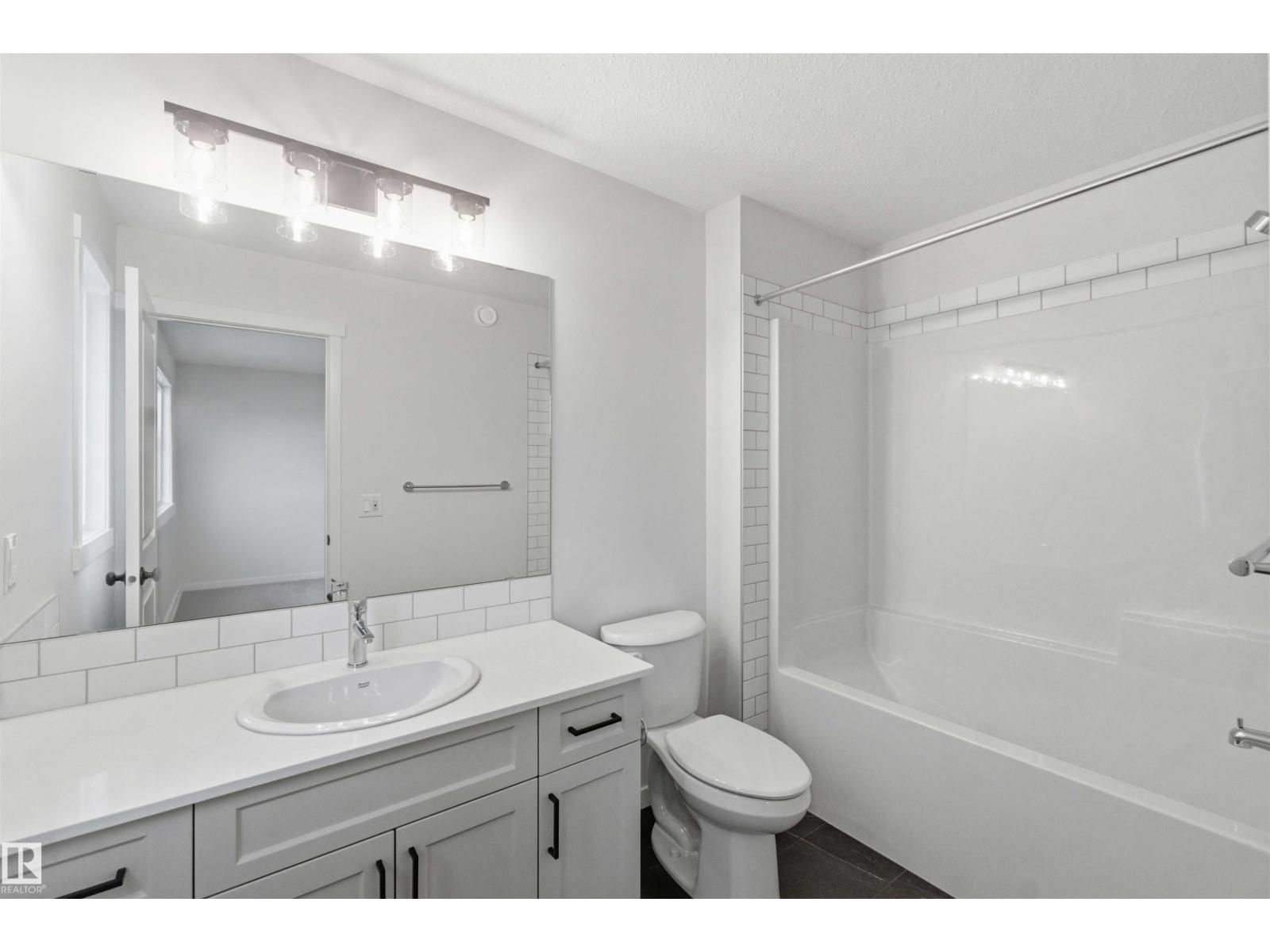 1084 MCLEOD AV - 31