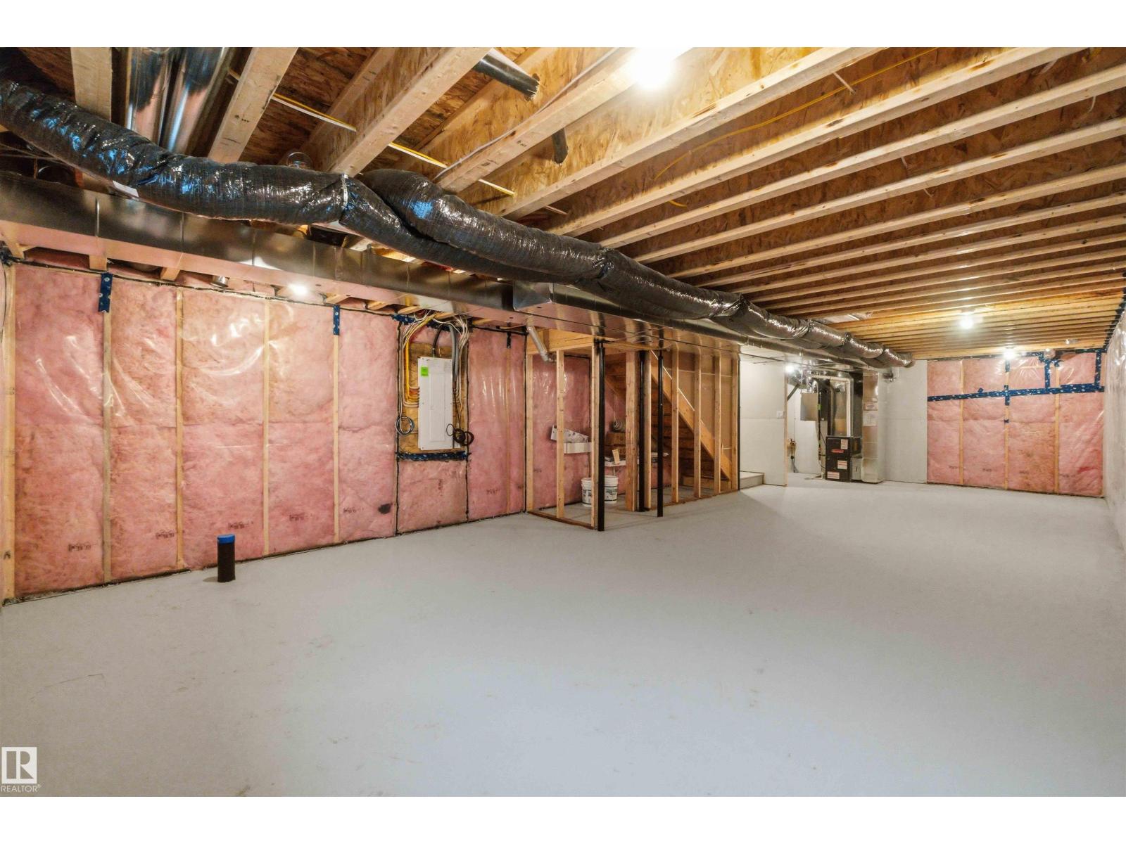 1084 MCLEOD AV - 35