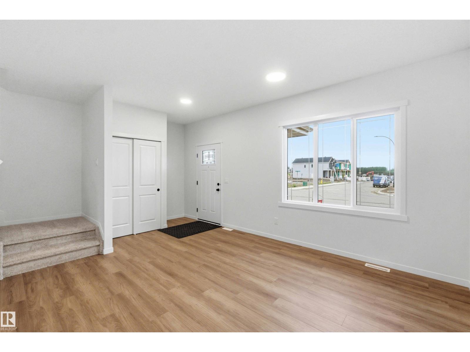 1084 MCLEOD AV - Image 4