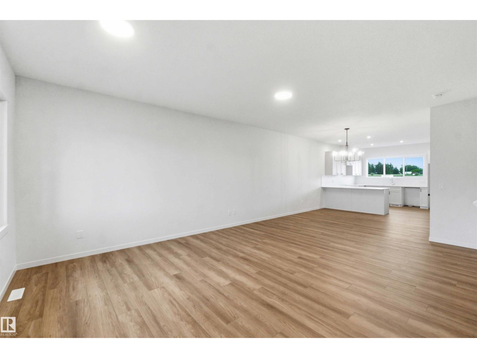 1084 MCLEOD AV - 6