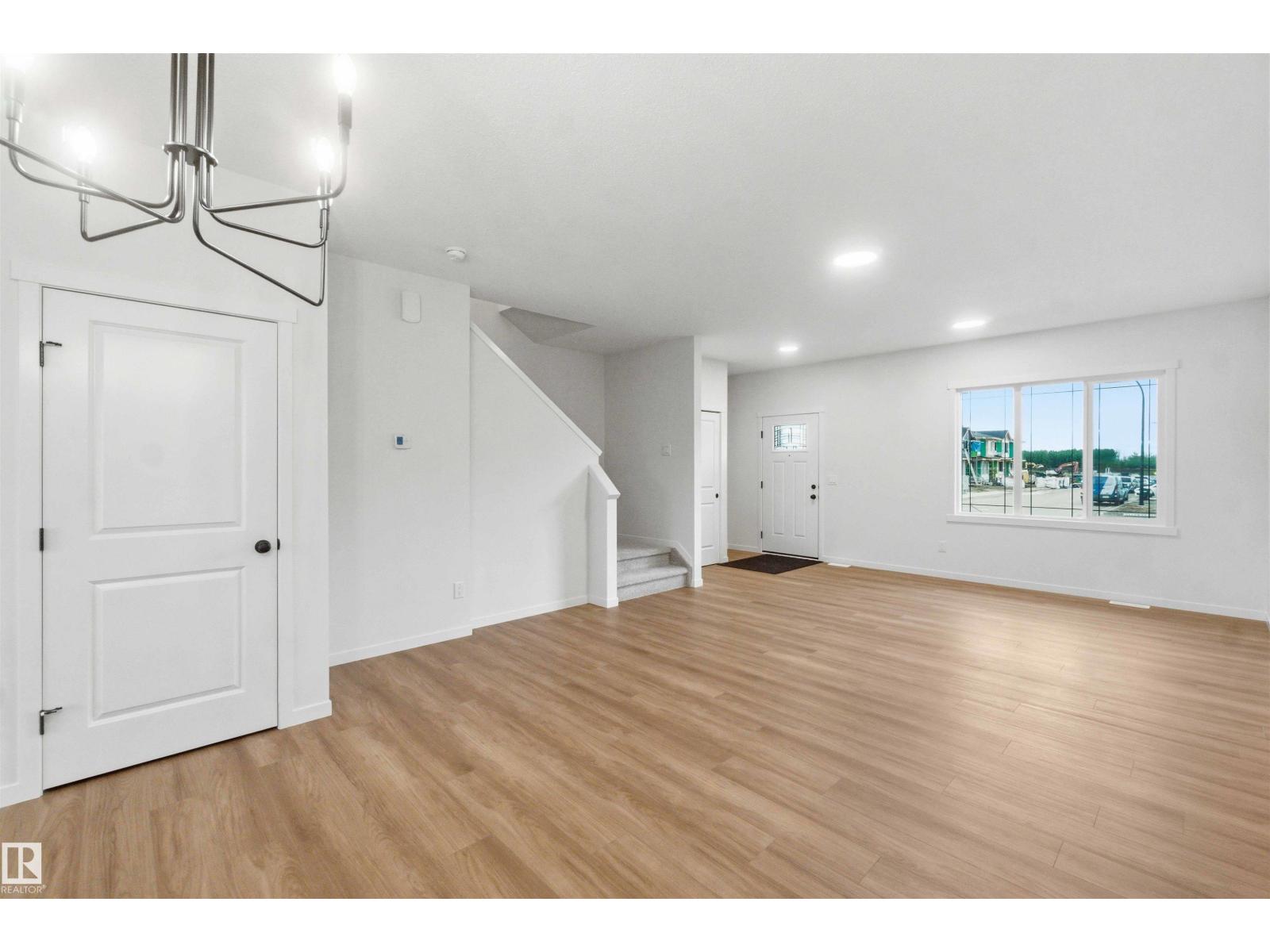 1084 MCLEOD AV - 8
