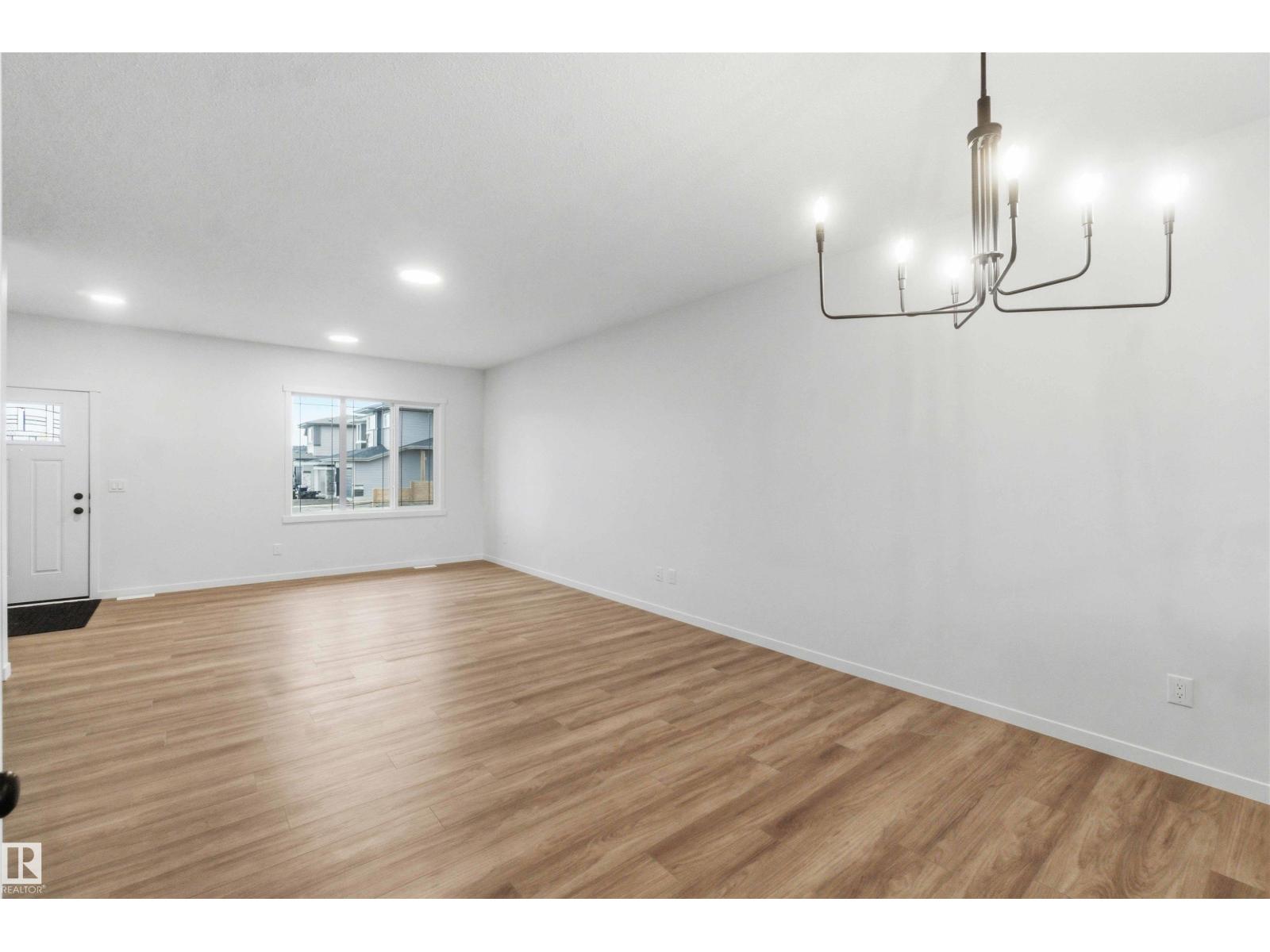 1084 MCLEOD AV - 9