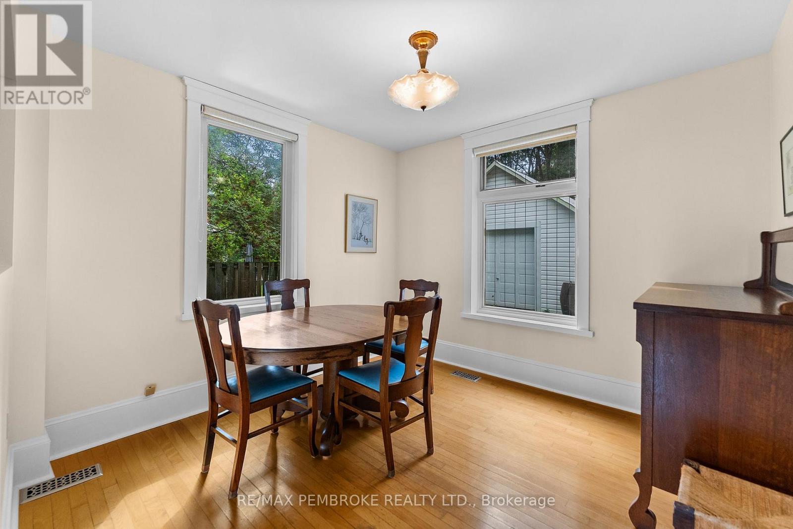 348 ESTHER STREET - 10
