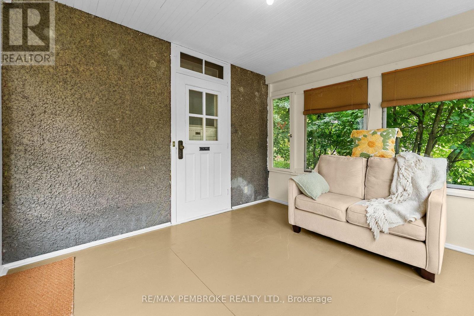 348 ESTHER STREET - 4