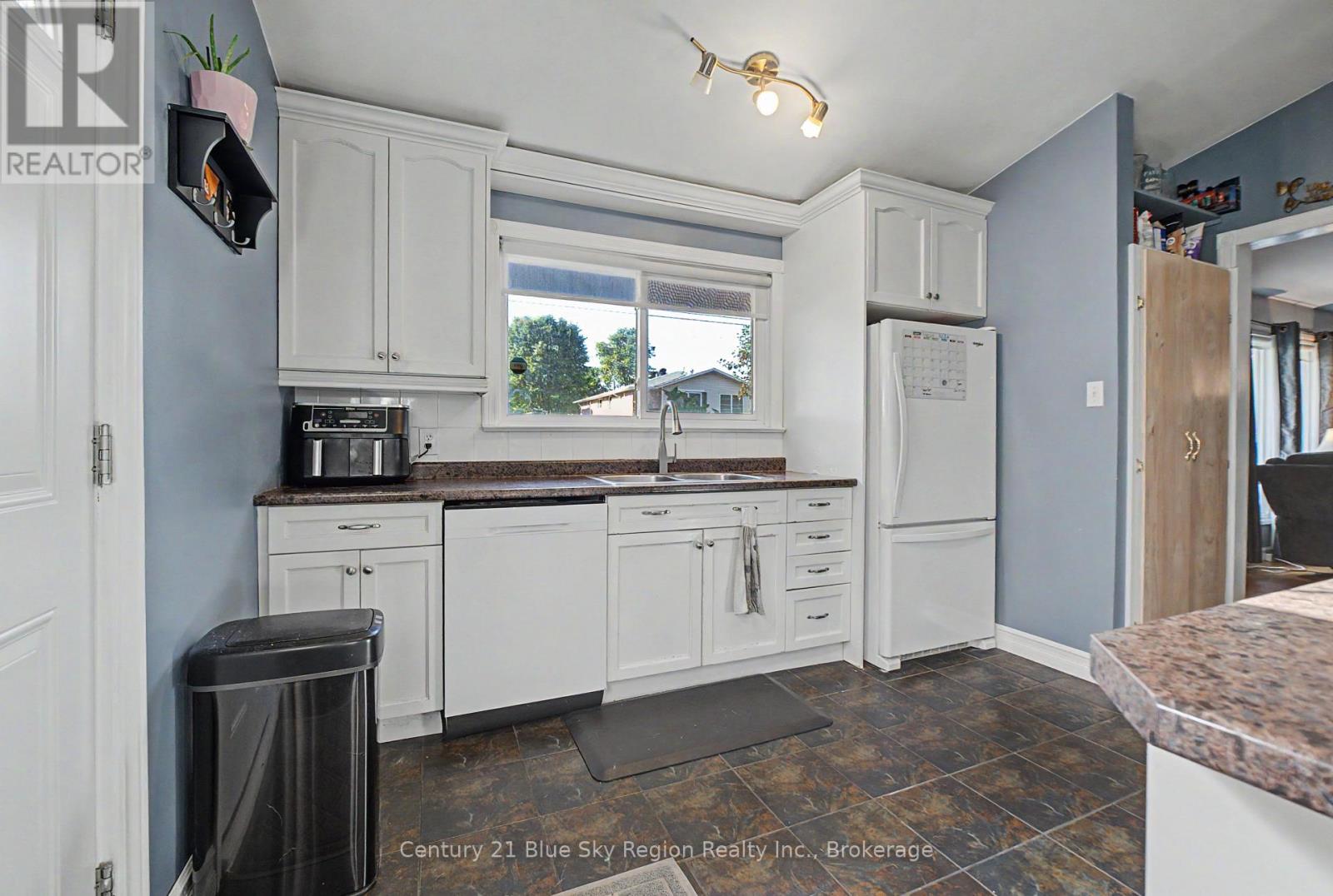 328 MCKENZIE AVENUE - Image 11