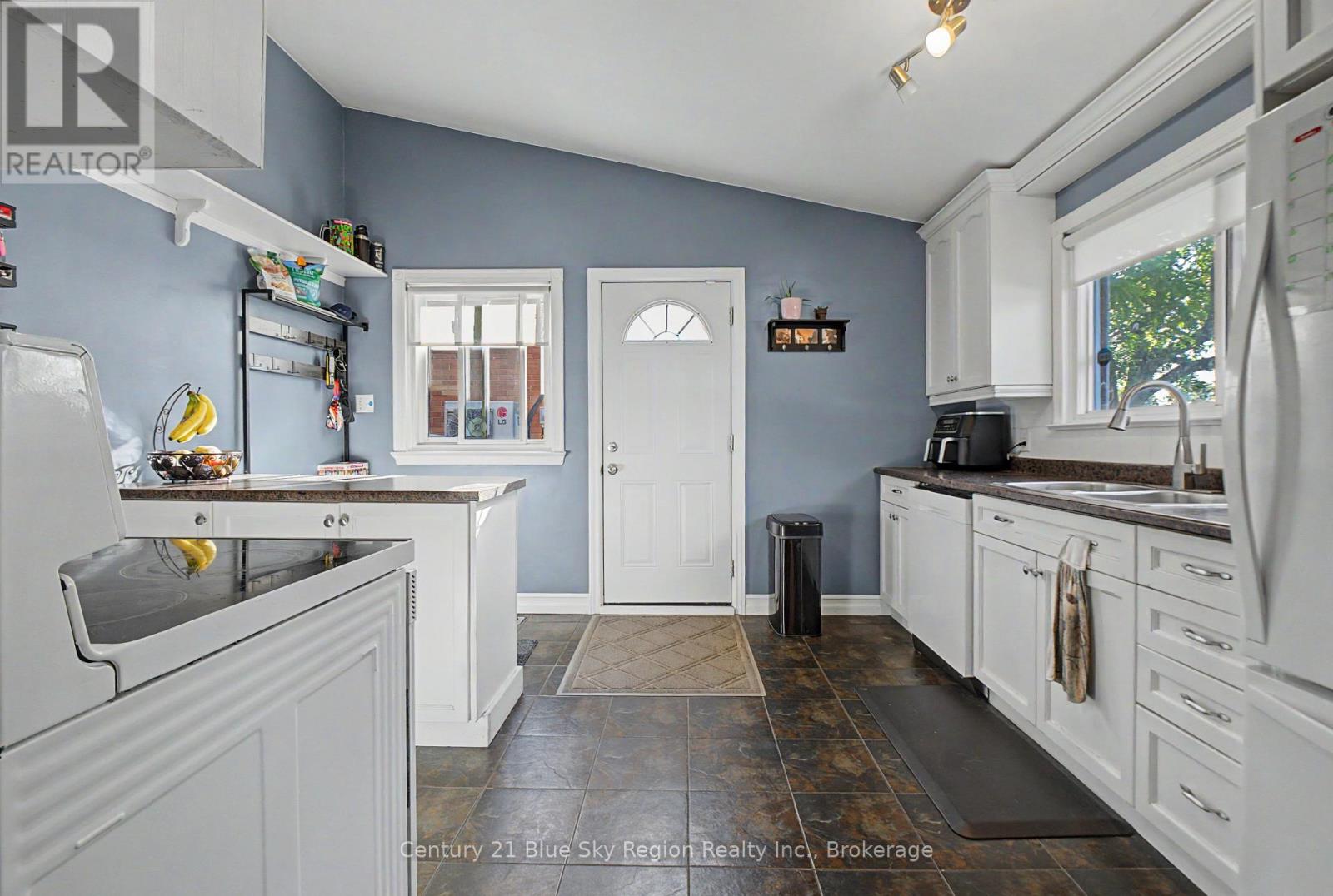328 MCKENZIE AVENUE - 8