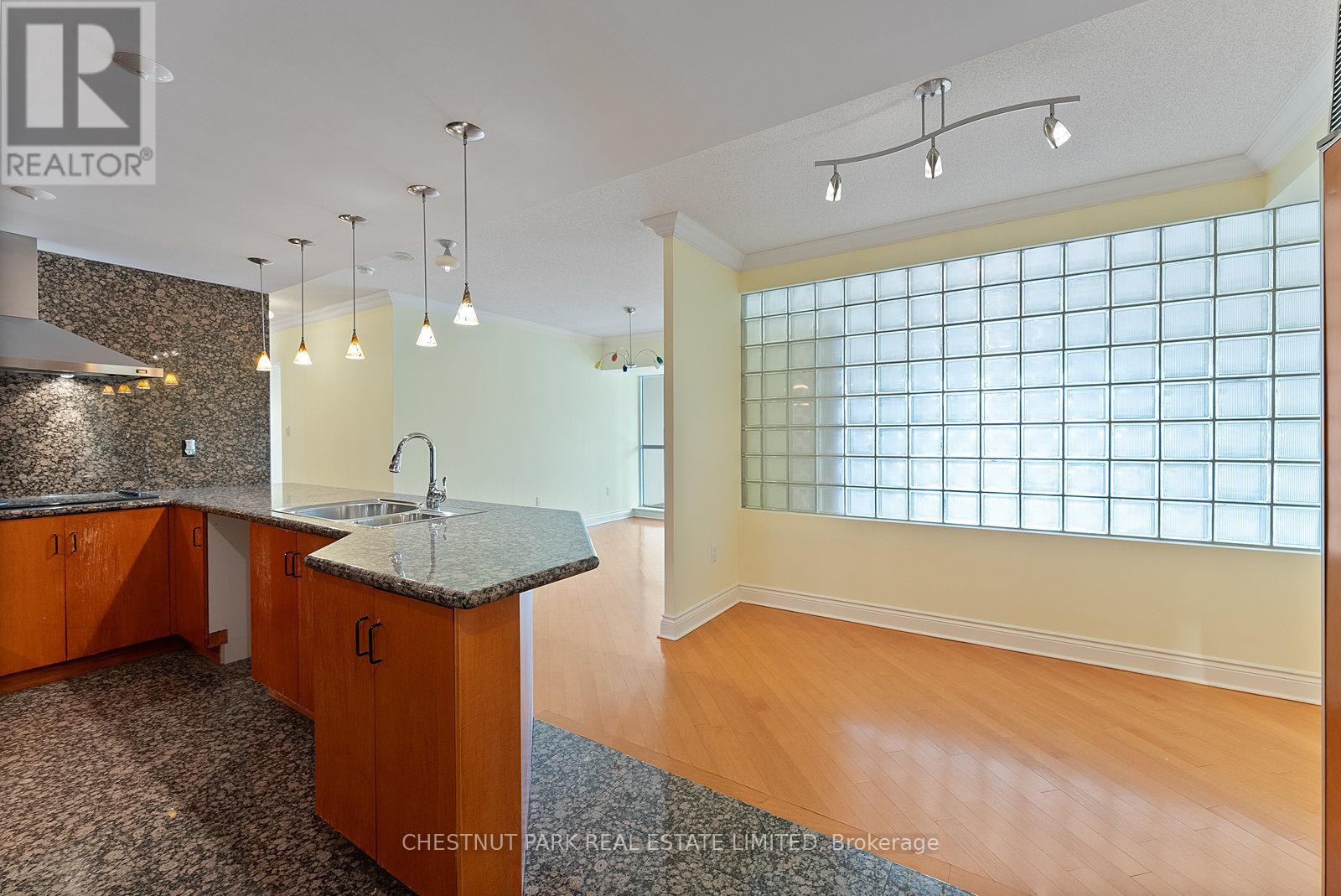 #1610 889 BAY STREET - 4