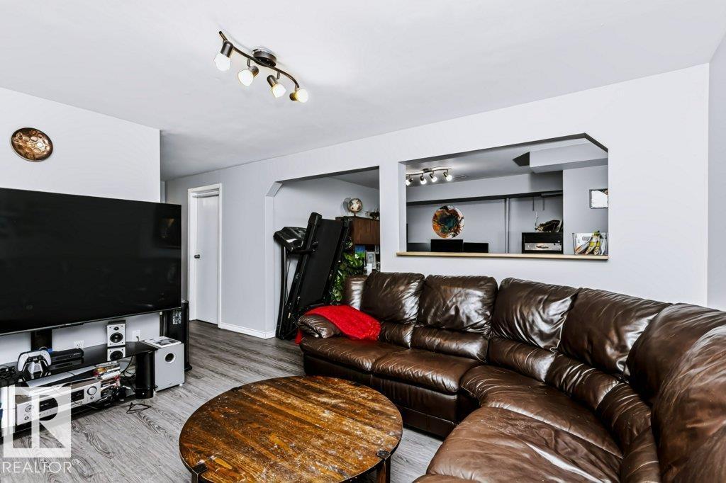 18431 95A AV NW - 32
