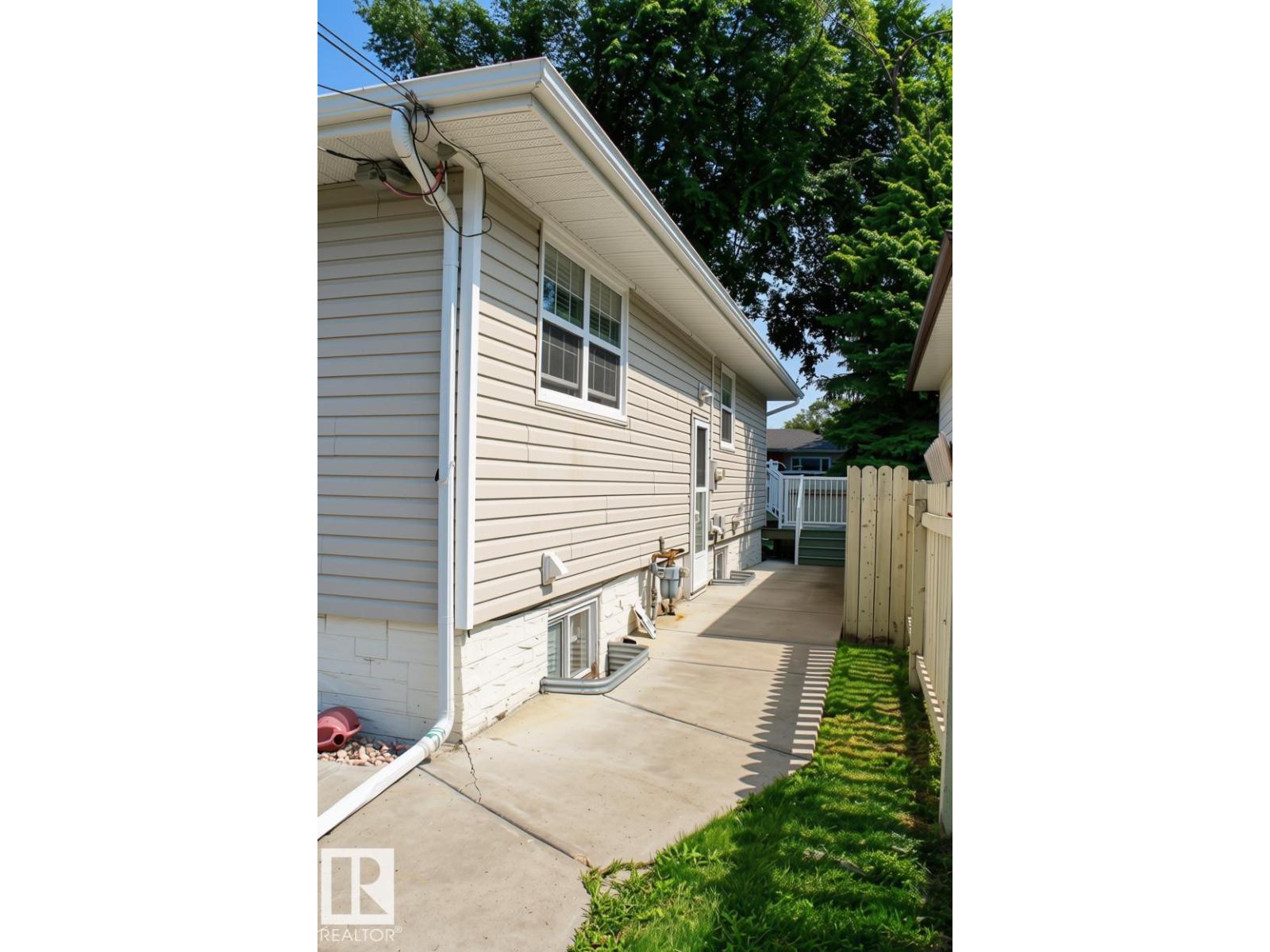 7703 104 AV NW - Image 10