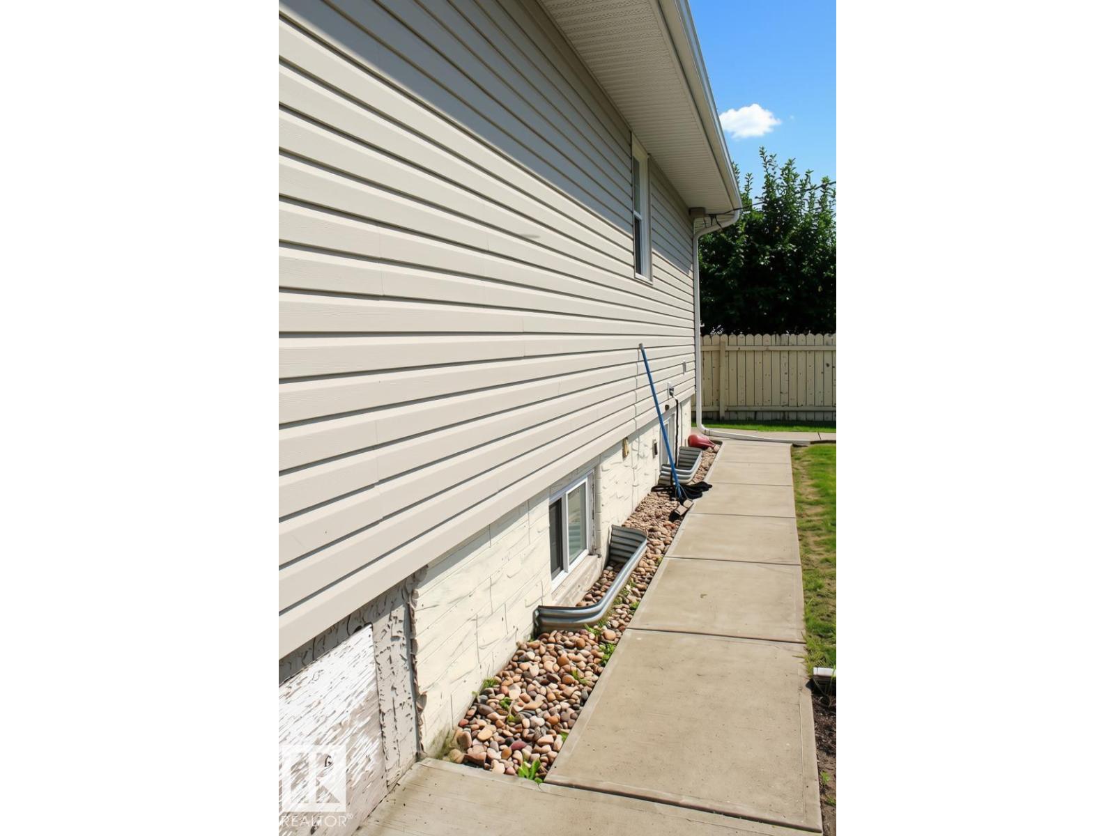 7703 104 AV NW - Image 9