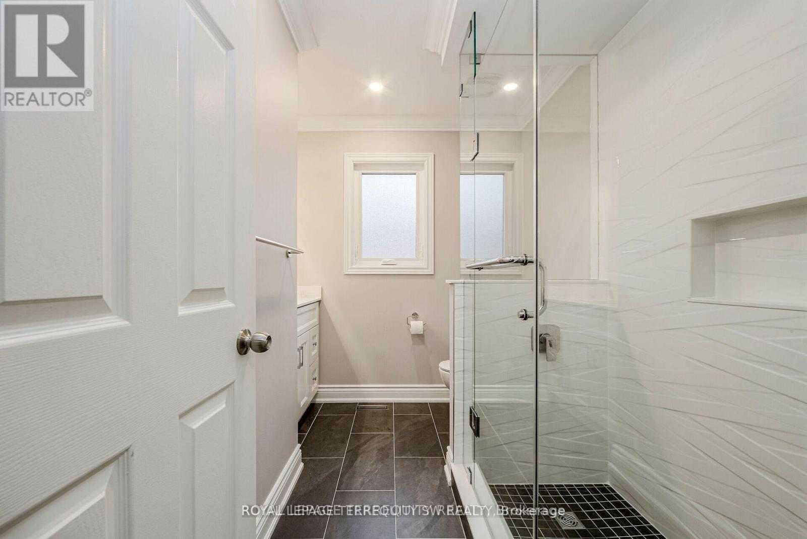 2025 PARKLANE CRESCENT - 34