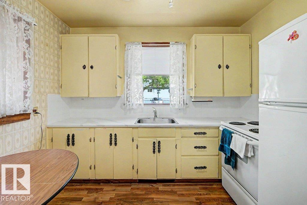11348 85 ST NW - 5