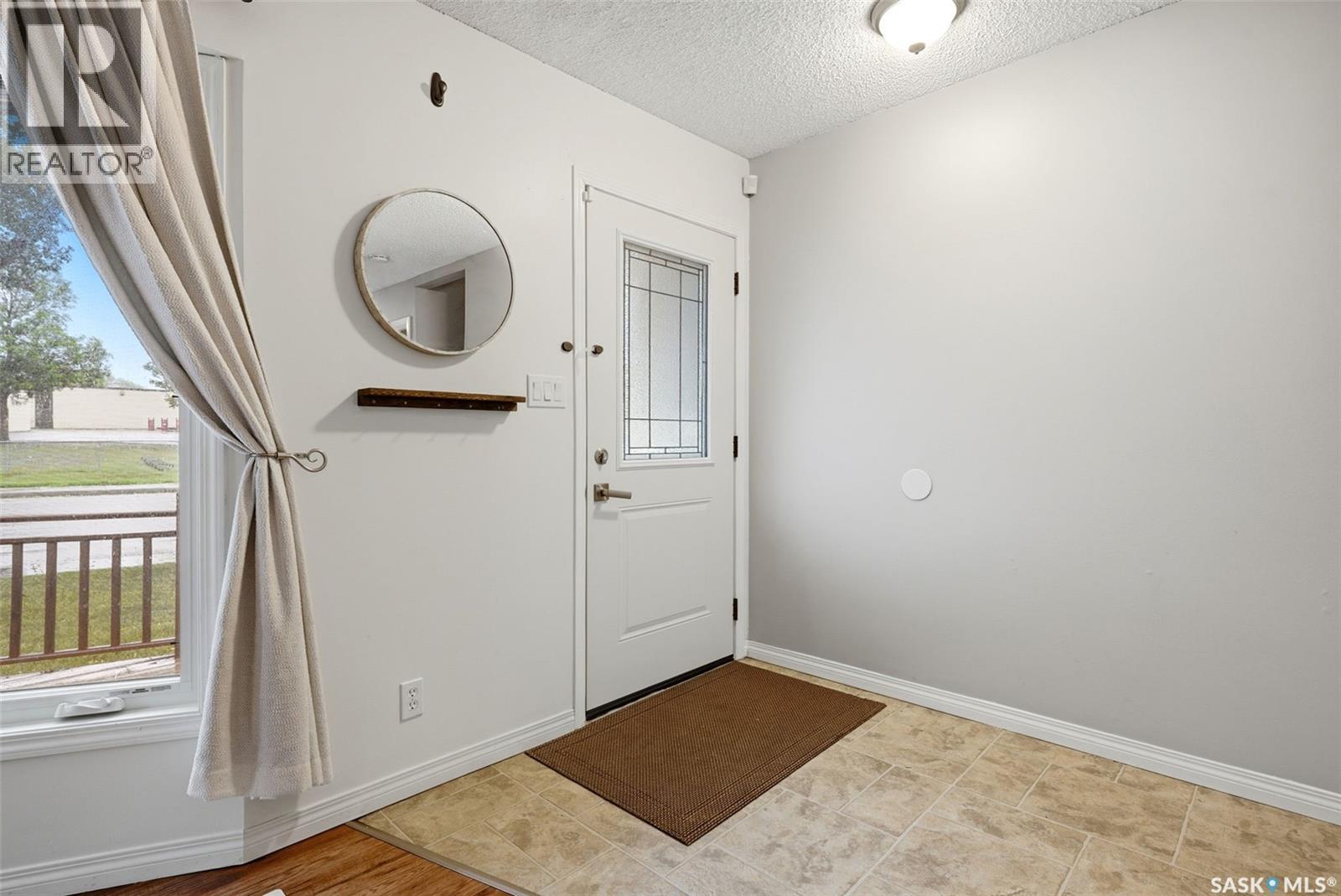 726 McIntosh STREET N, Regina, Saskatchewan, S4R5Z4, Regina, Saskatchewan — photo 3 of 5
