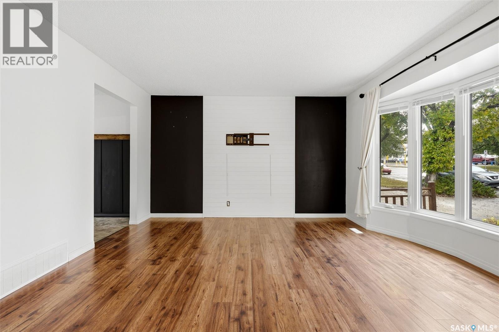 726 McIntosh STREET N - 4